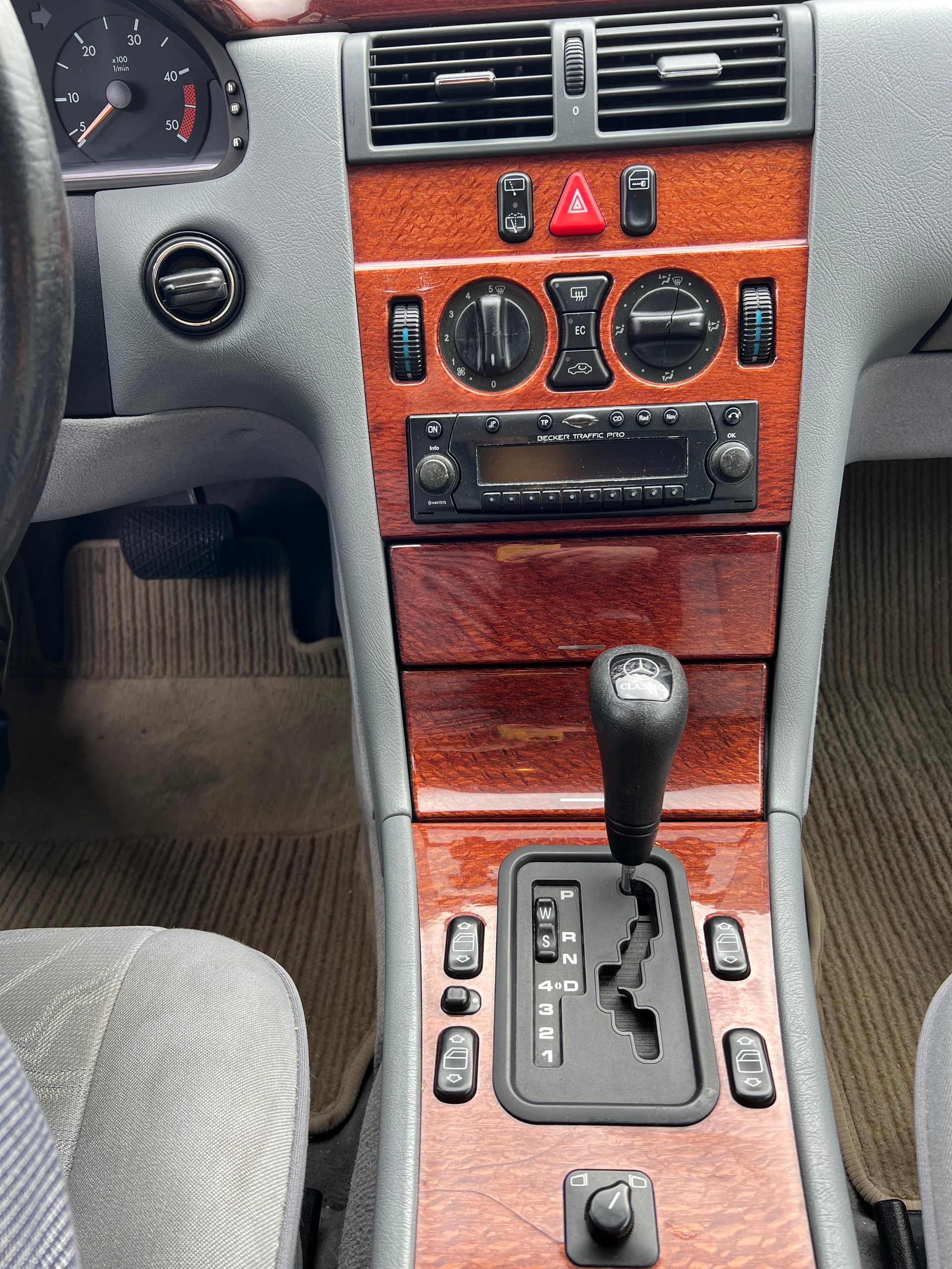 MERCEDES-BENZ E 290 TD Classic-image-12