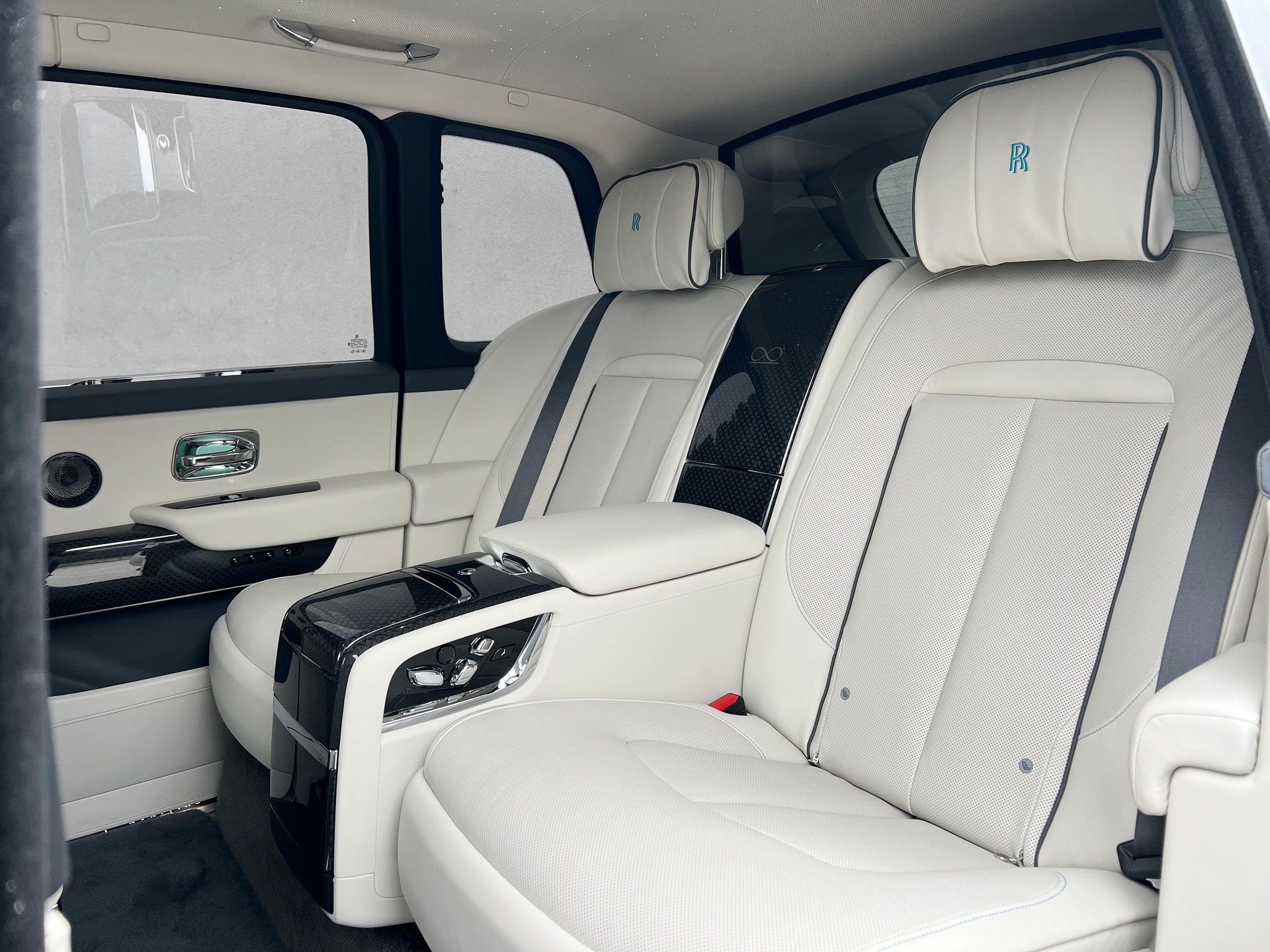 ROLLS-ROYCE Cullinan 6.7 V12 Black Badge-image-13