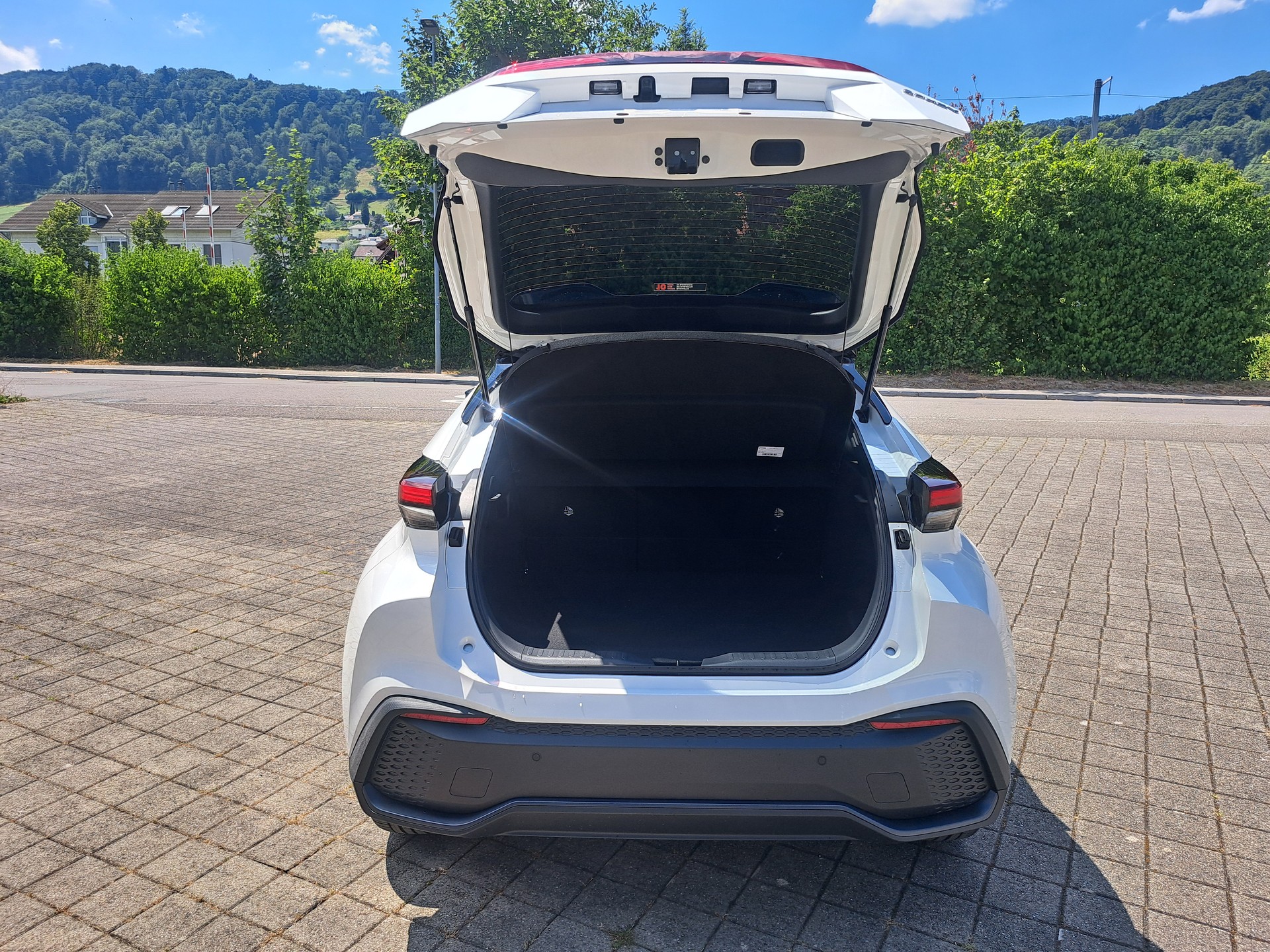 TOYOTA C-HR 2.0 PHEV CVT Swiss Edition-image-9