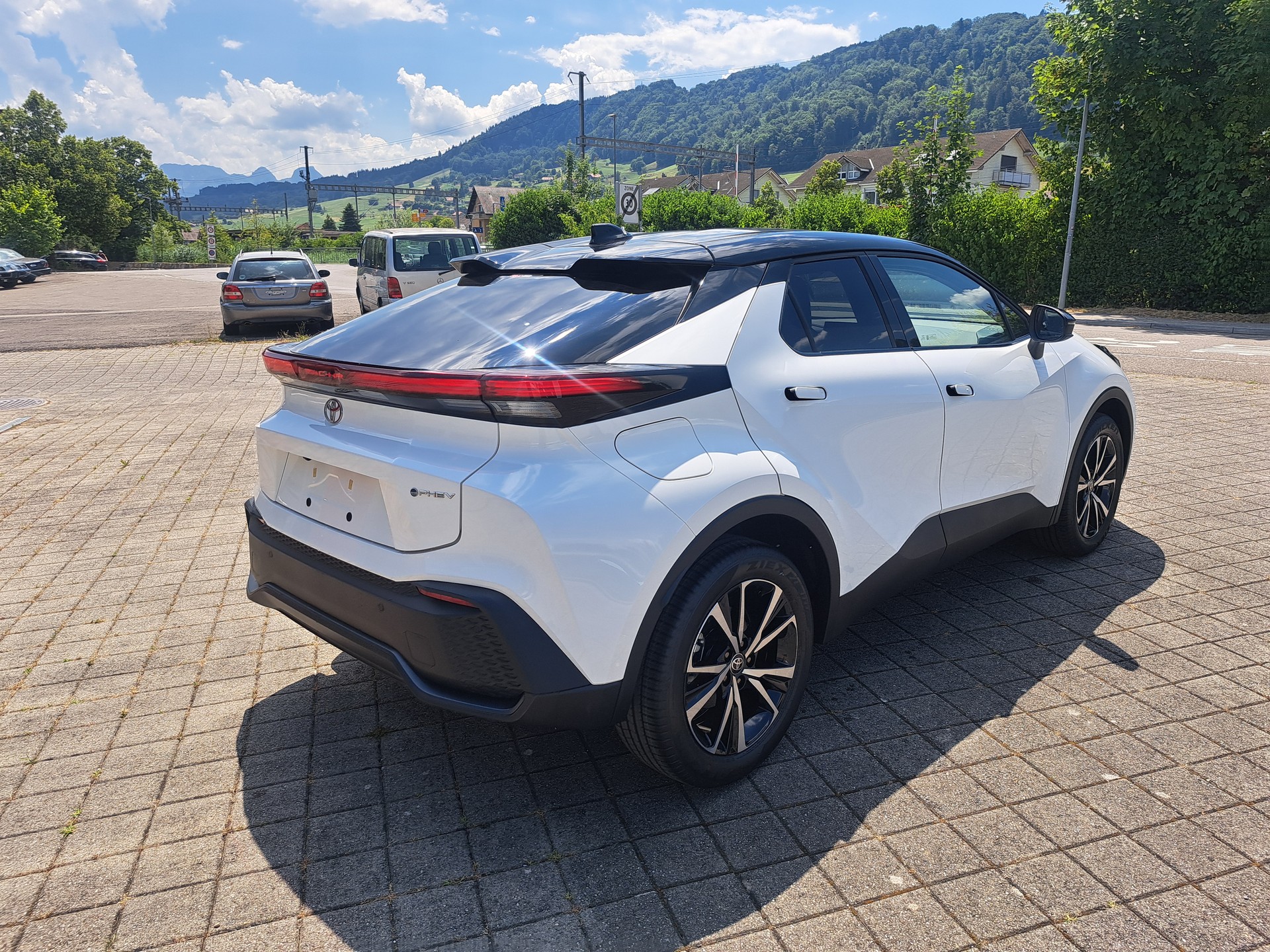 TOYOTA C-HR 2.0 PHEV CVT Swiss Edition-image-7