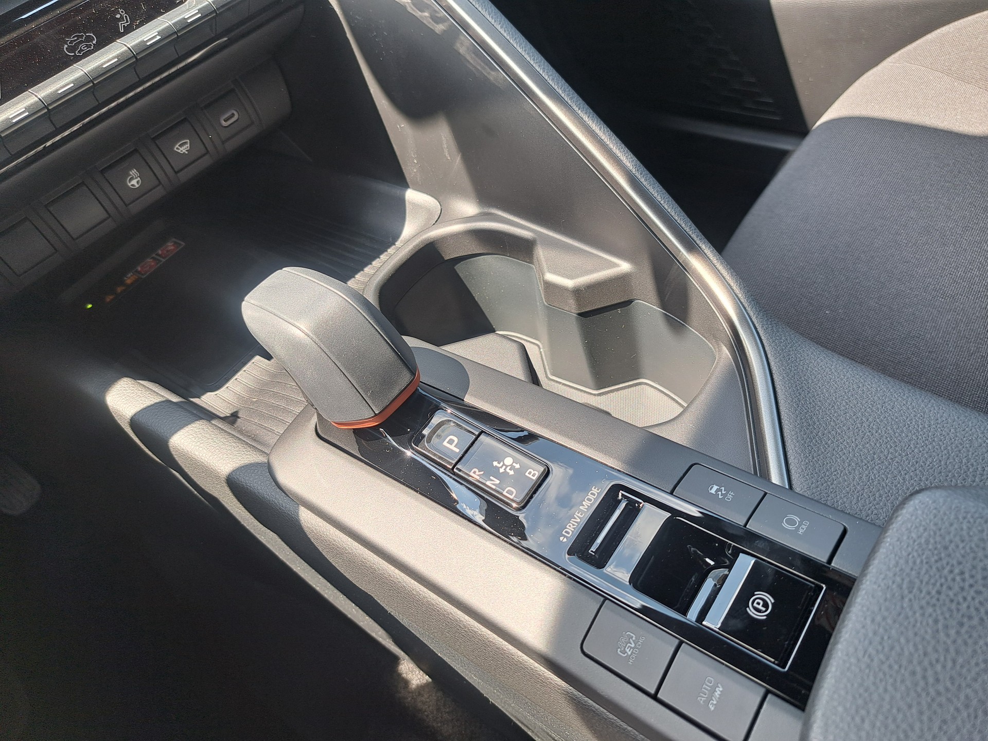 TOYOTA C-HR 2.0 PHEV CVT Swiss Edition-image-14