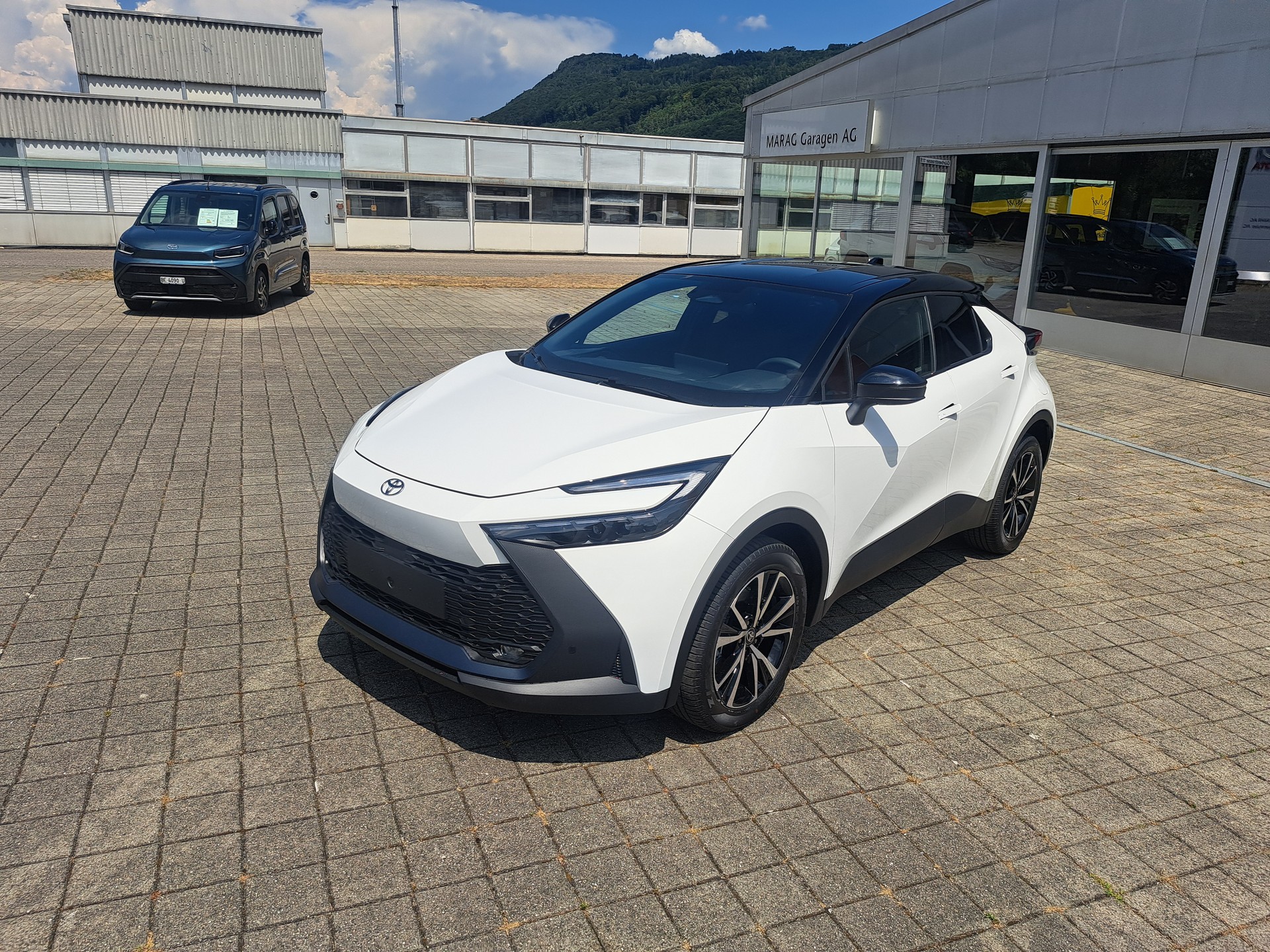 TOYOTA C-HR 2.0 PHEV CVT Swiss Edition-image-1
