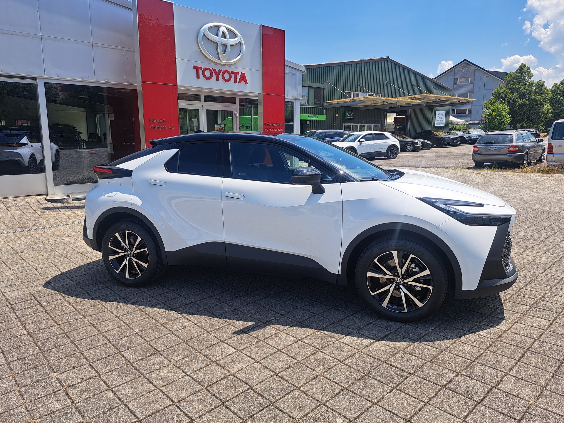 TOYOTA C-HR 2.0 PHEV CVT Swiss Edition-image-3