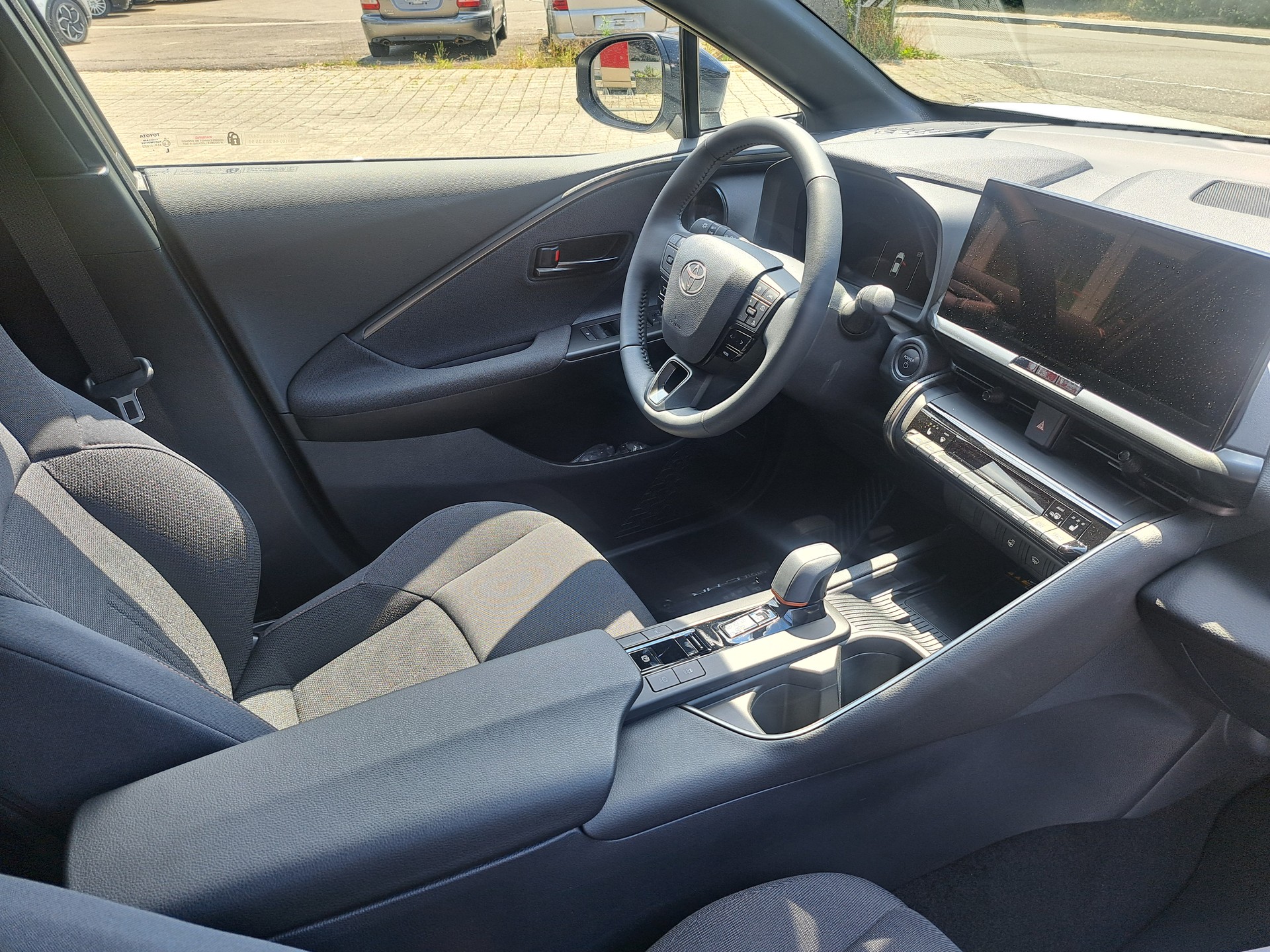 TOYOTA C-HR 2.0 PHEV CVT Swiss Edition-image-4
