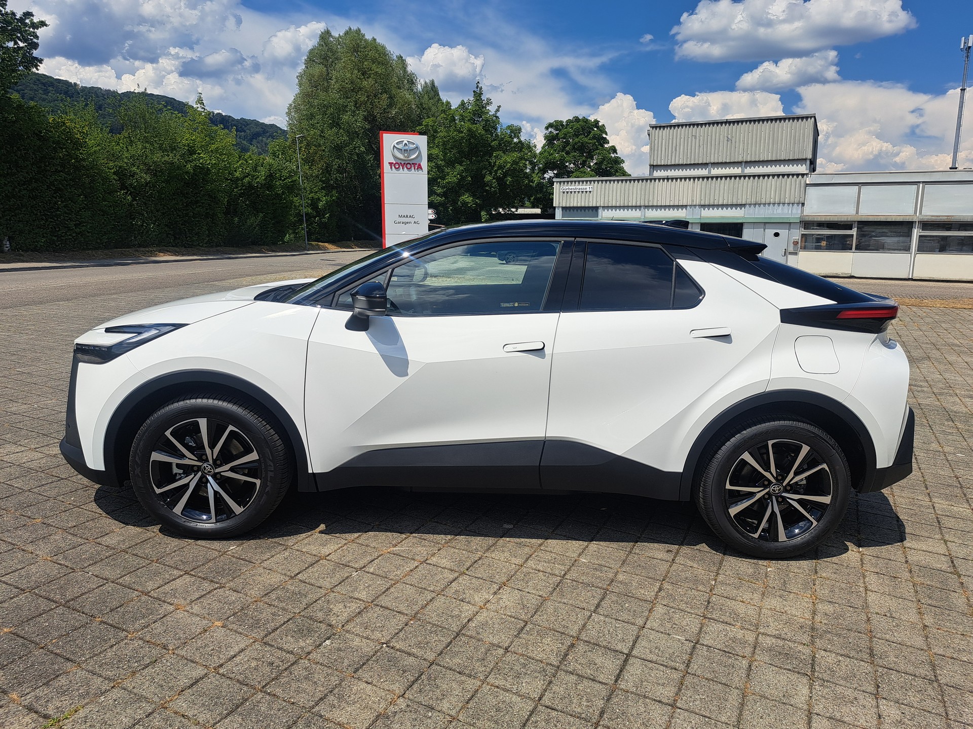 TOYOTA C-HR 2.0 PHEV CVT Swiss Edition-image-11
