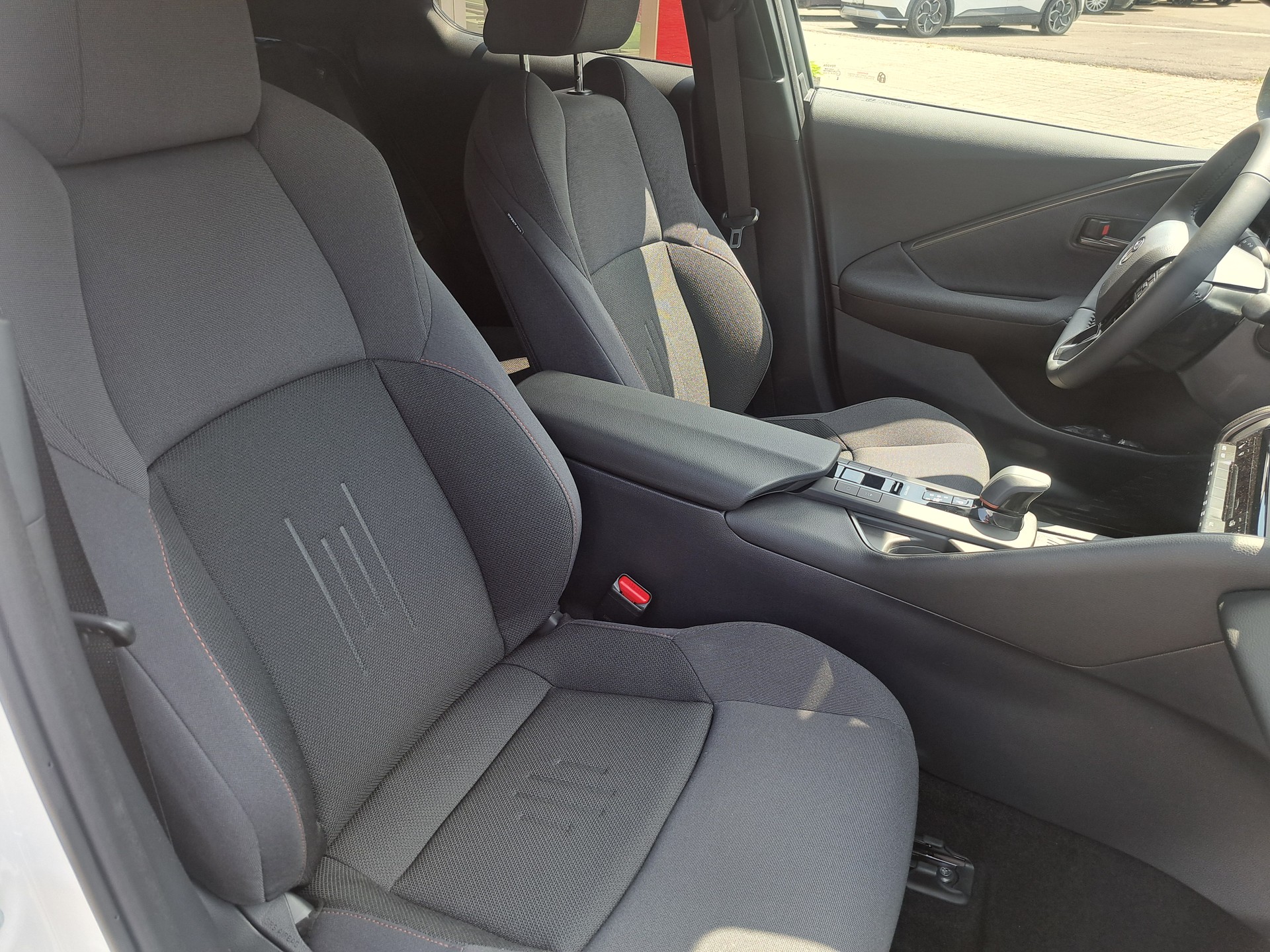 TOYOTA C-HR 2.0 PHEV CVT Swiss Edition-image-5