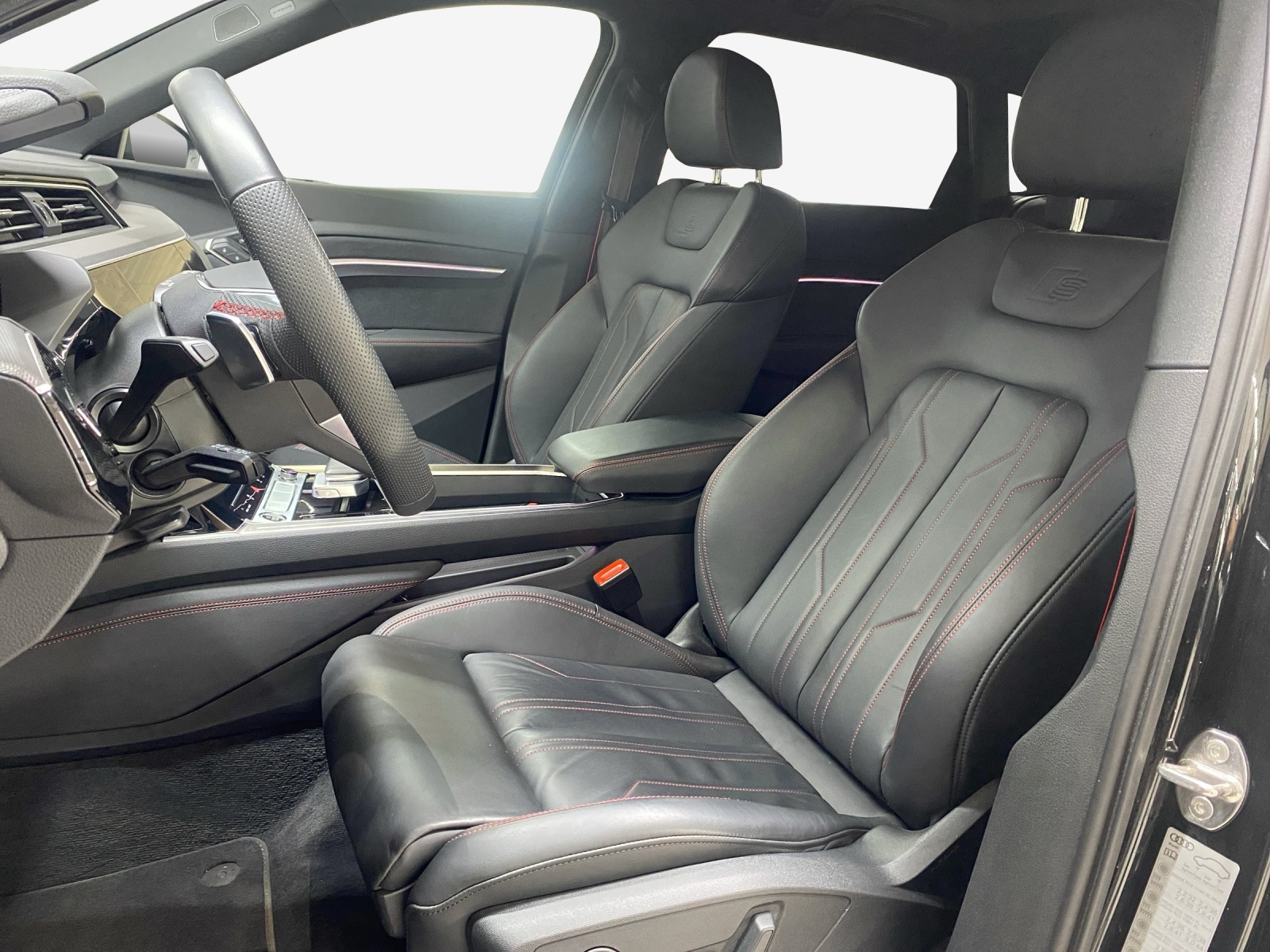 AUDI Q8 55 e-tron Black Edition quattro-image-8