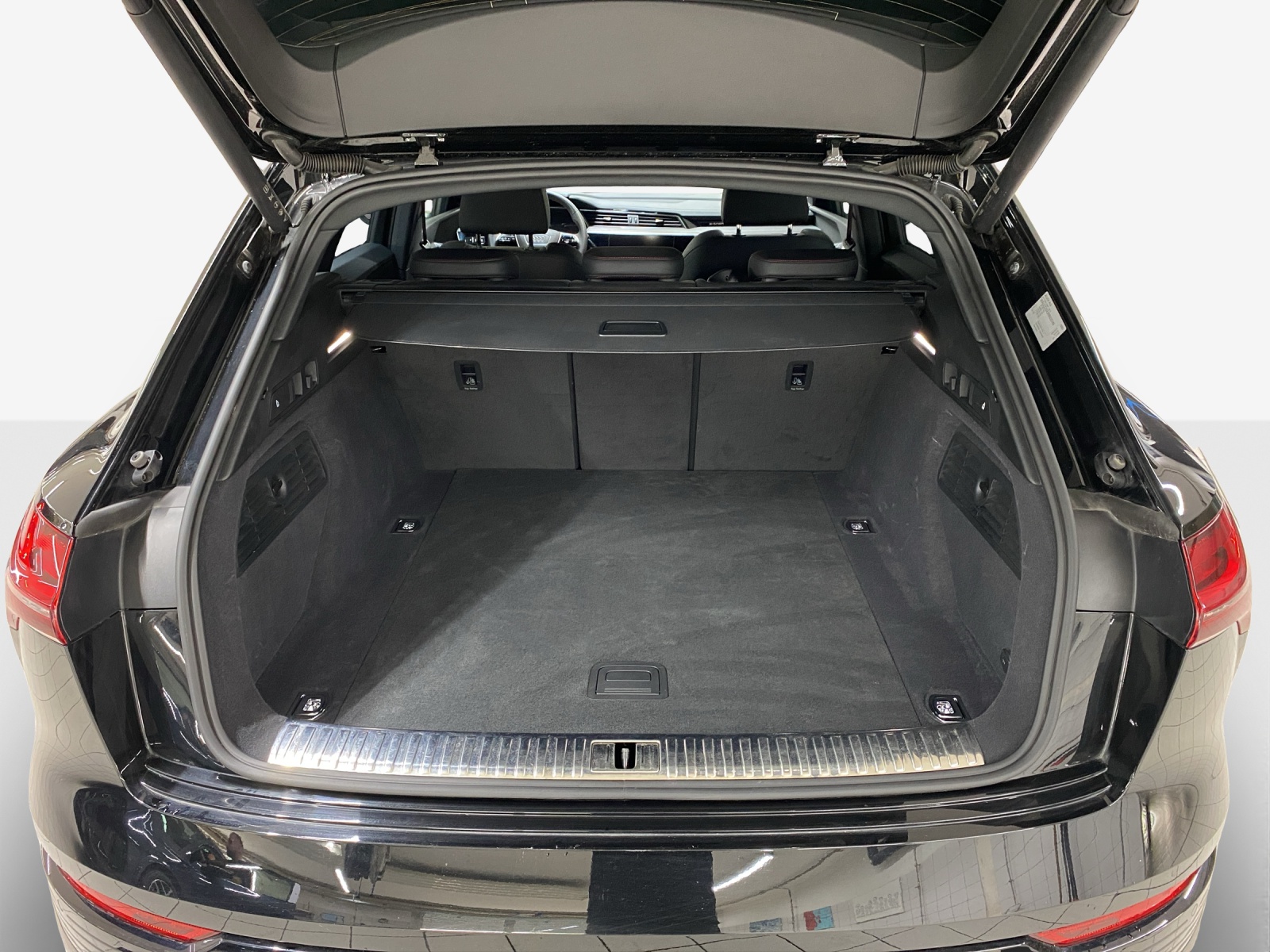 AUDI Q8 55 e-tron Black Edition quattro-image-13