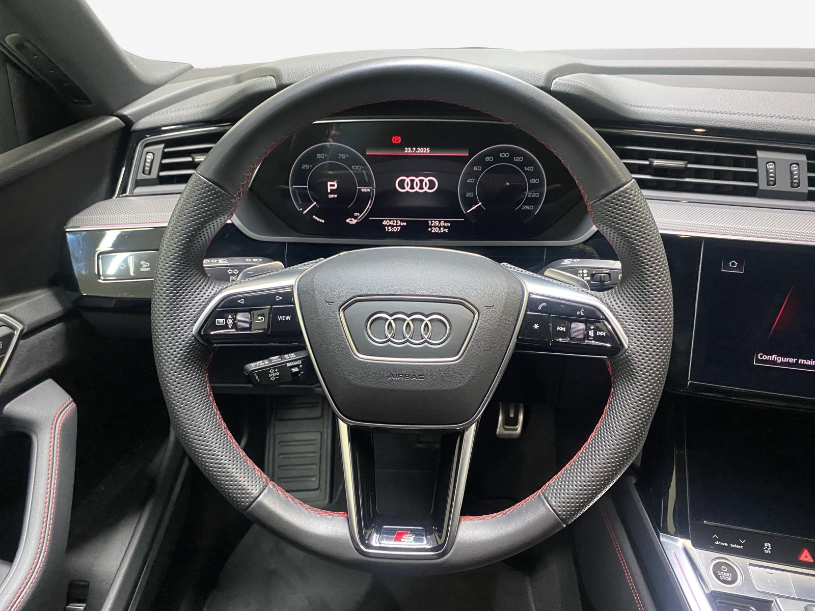 AUDI Q8 55 e-tron Black Edition quattro-image-10