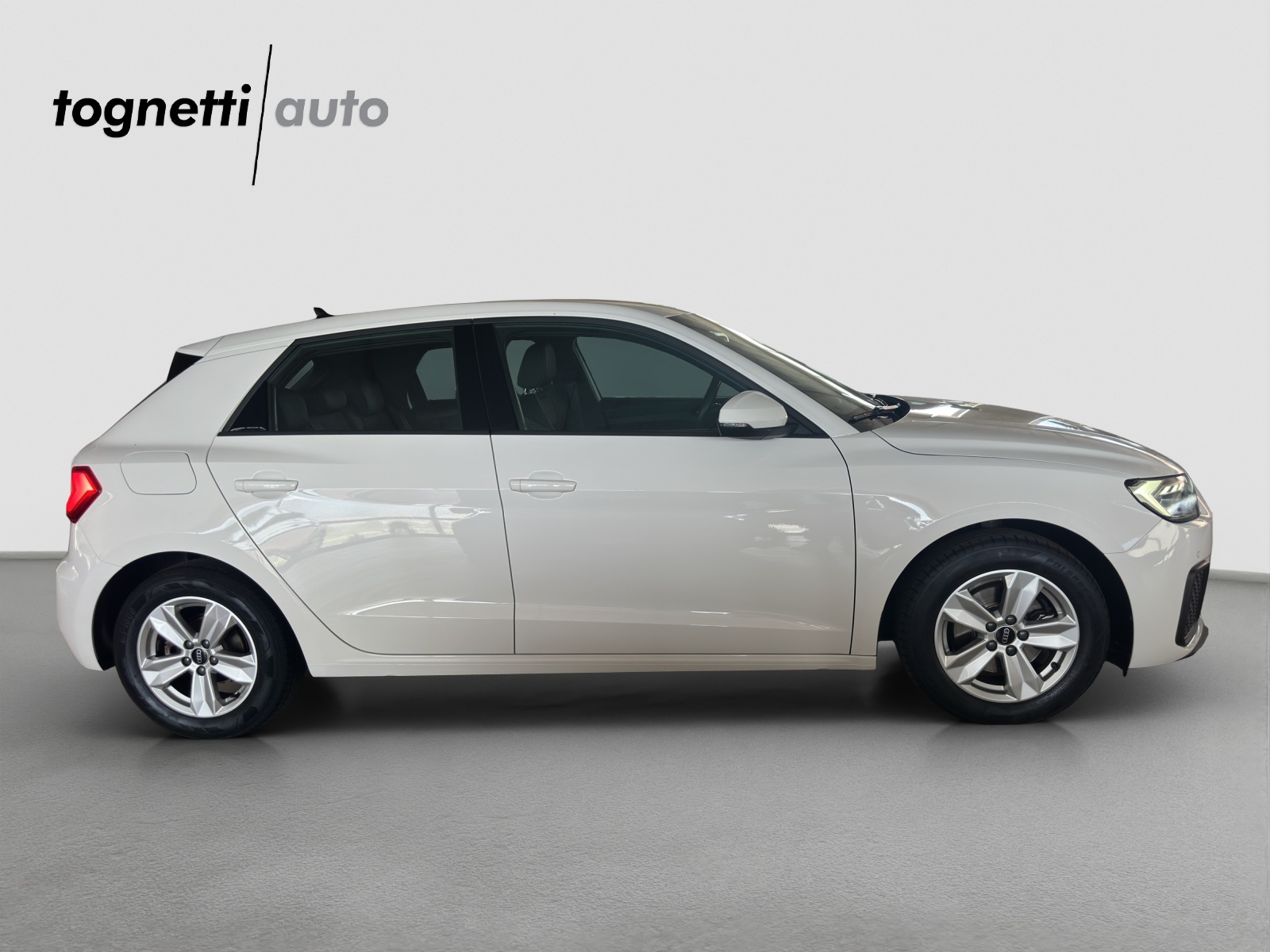 AUDI A1 Sportback 30 TFSI Attraction S-tronic-image-2