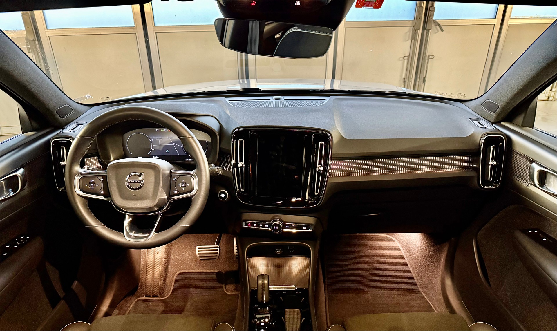 VOLVO XC40 T4 TwE R-Design Sport DCT-image-7