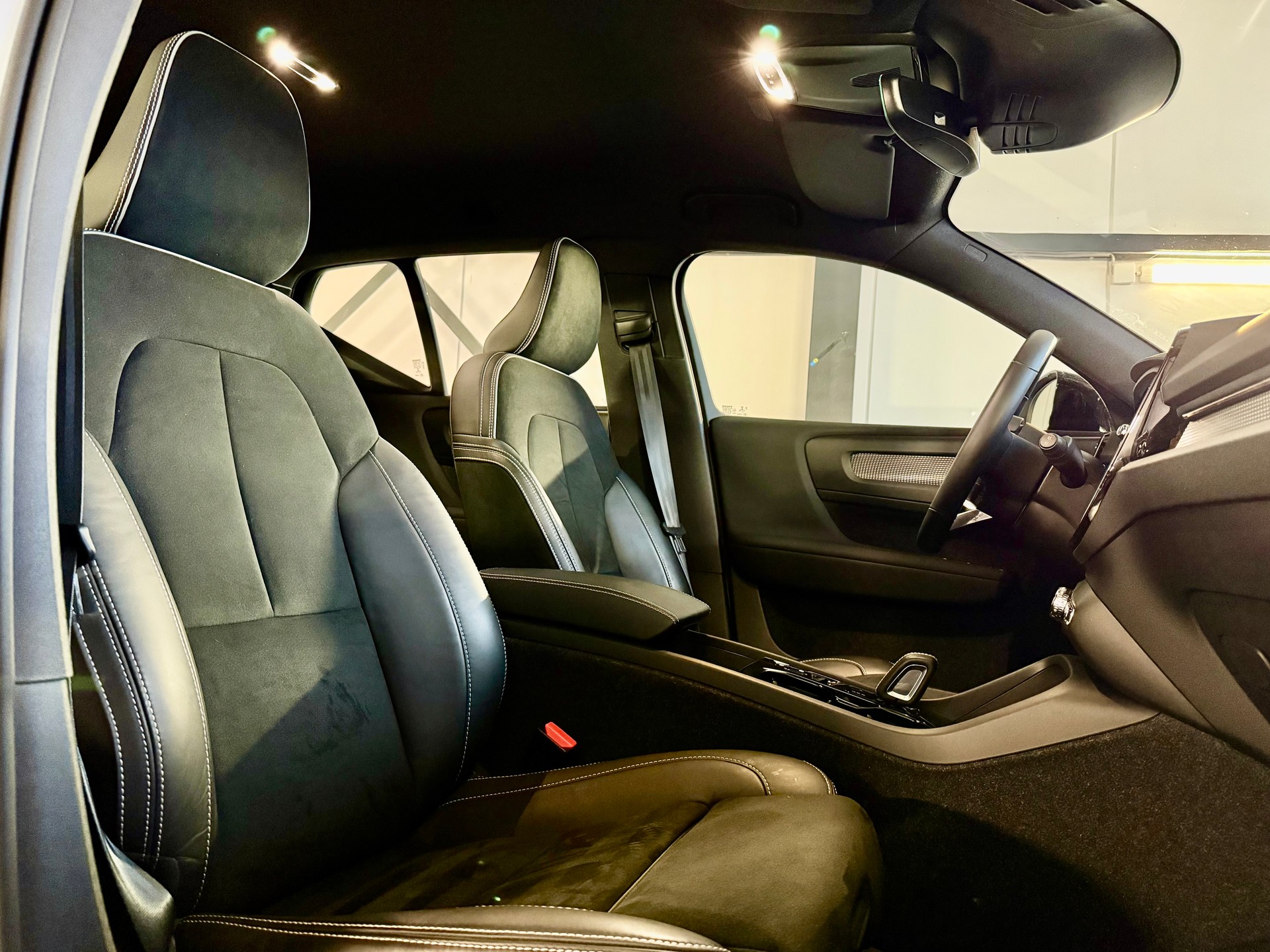 VOLVO XC40 T4 TwE R-Design Sport DCT-image-9