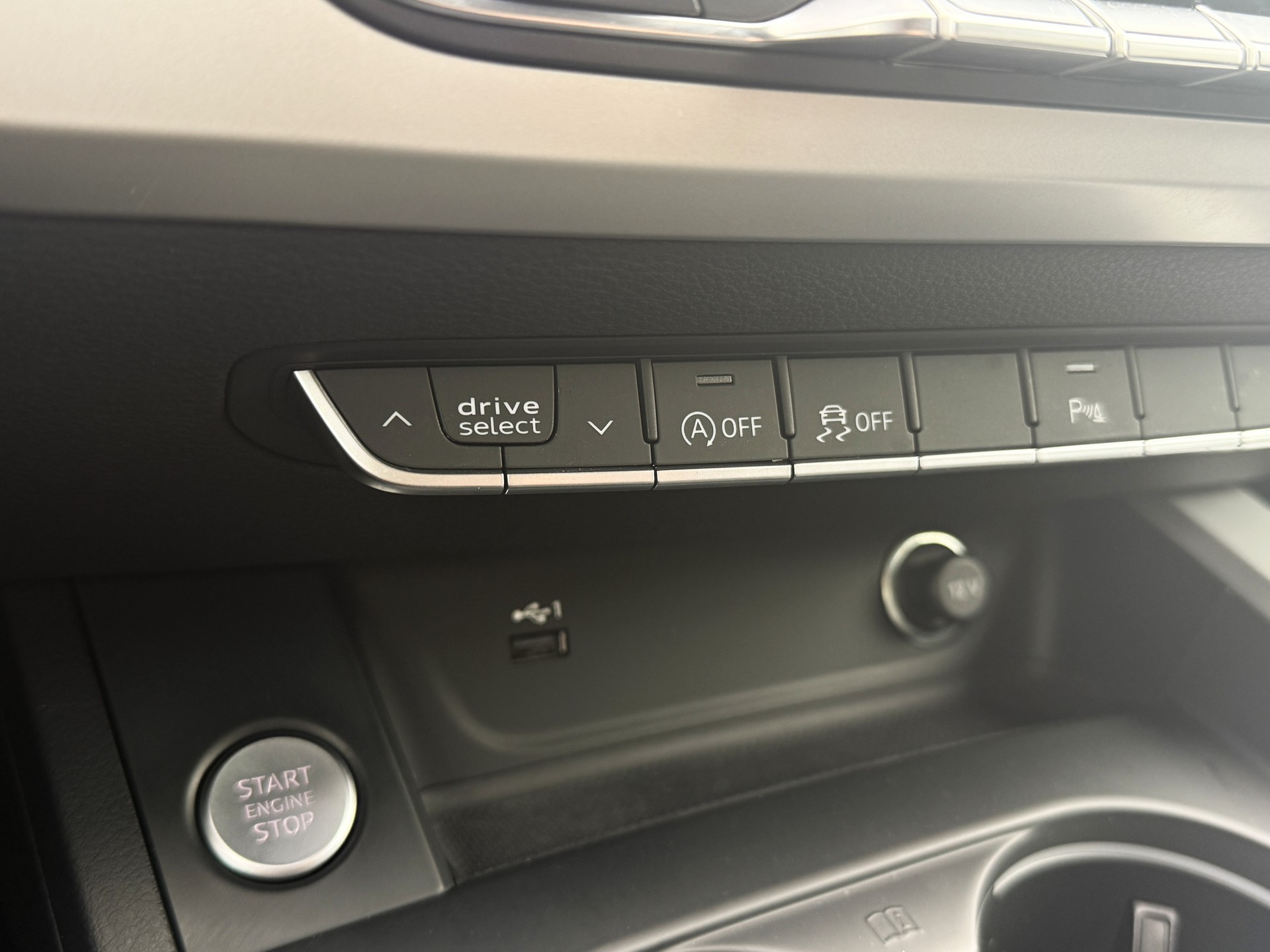 AUDI A4 Avant 40 TDI Attraction quattro S-tronic-image-29