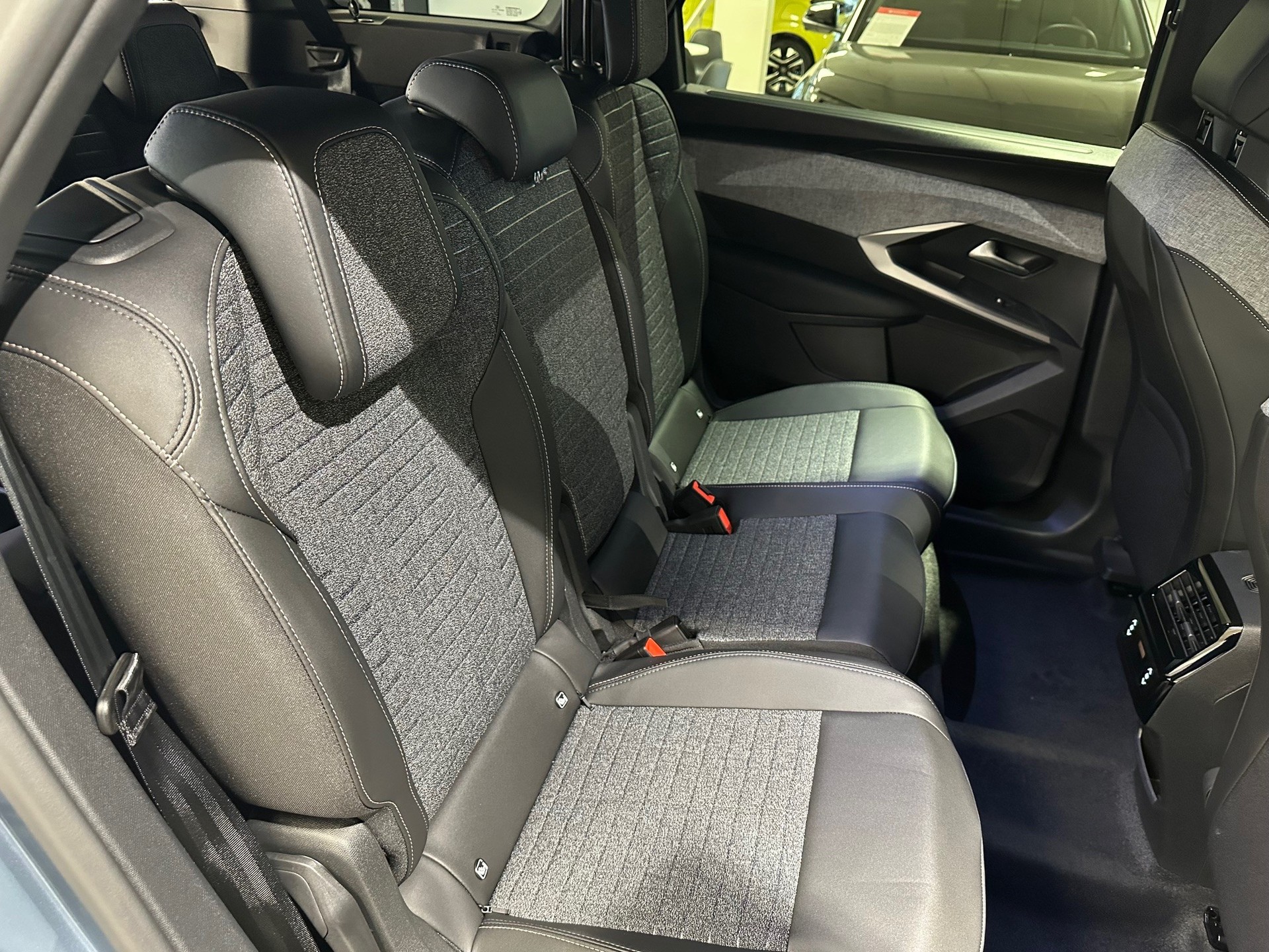 PEUGEOT 5008 1.2 Hybrid Allure Premium-image-9