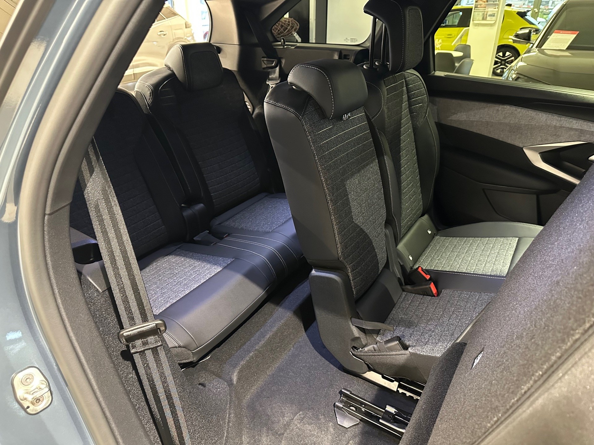PEUGEOT 5008 1.2 Hybrid Allure Premium-image-8