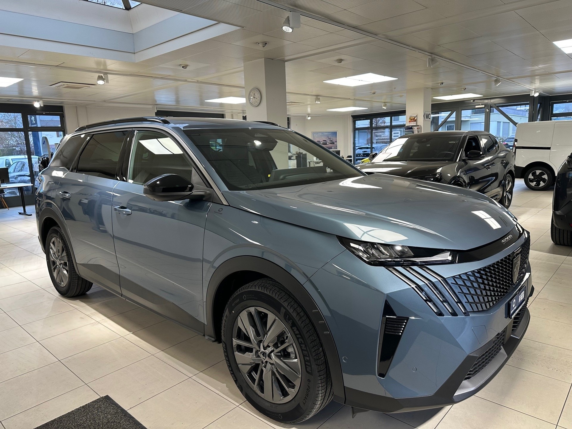PEUGEOT 5008 1.2 Hybrid Allure Premium-image-2