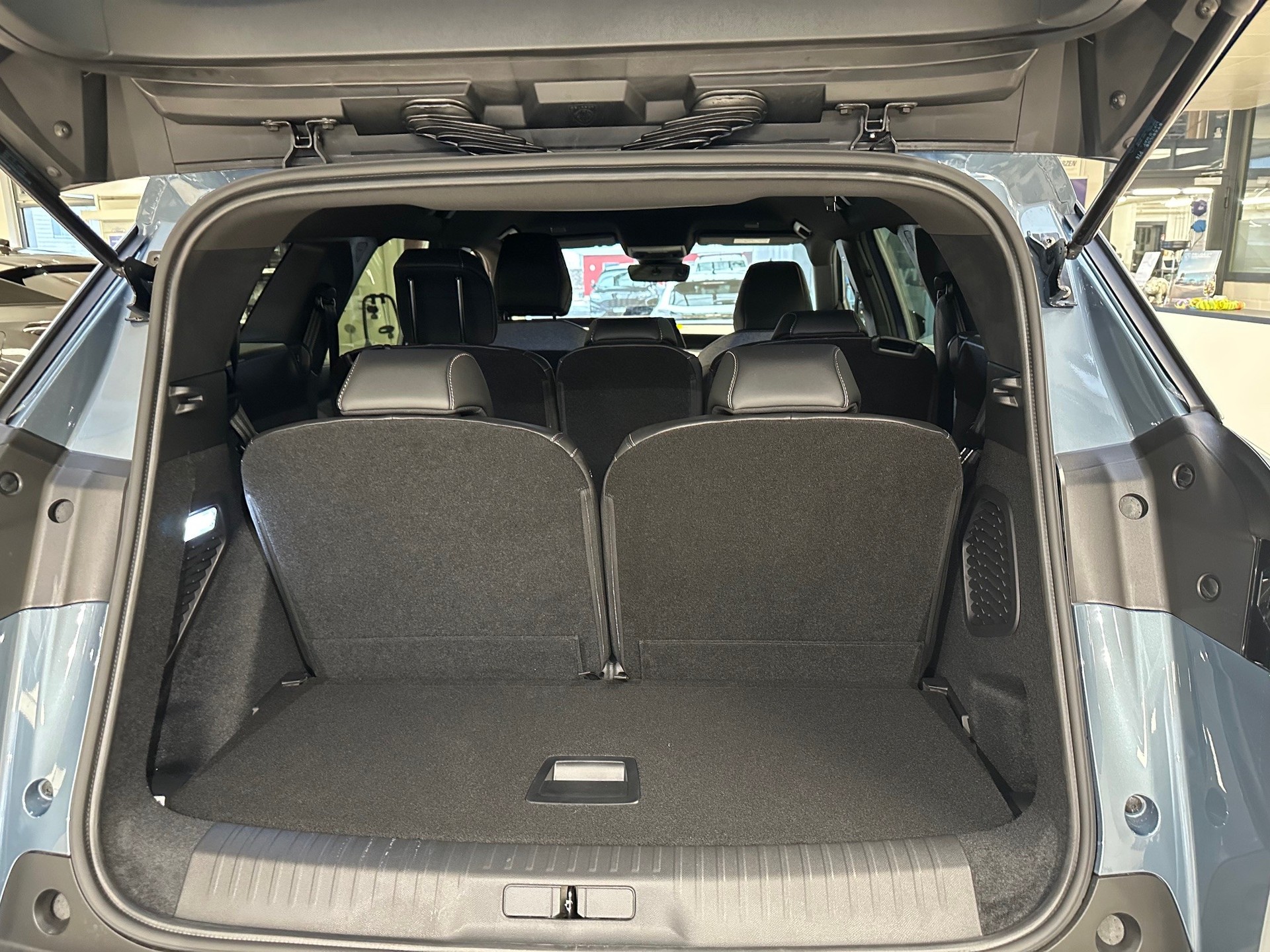 PEUGEOT 5008 1.2 Hybrid Allure Premium-image-5
