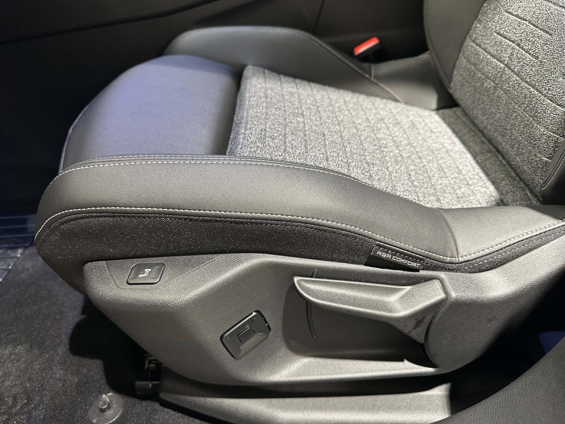 PEUGEOT 5008 1.2 Hybrid Allure Premium-image-11