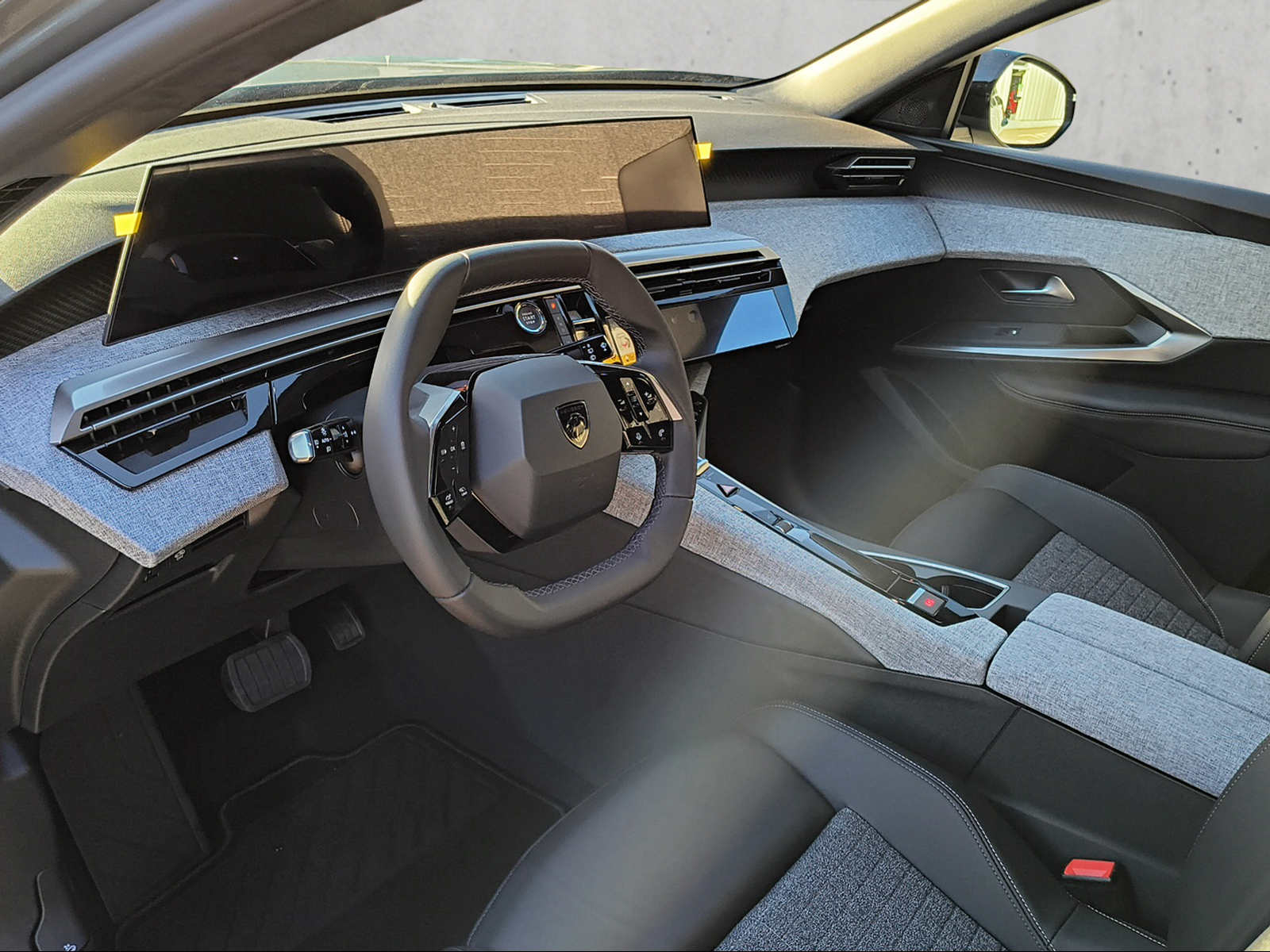 PEUGEOT 5008 1.2 Hybrid Allure Premium-image-12