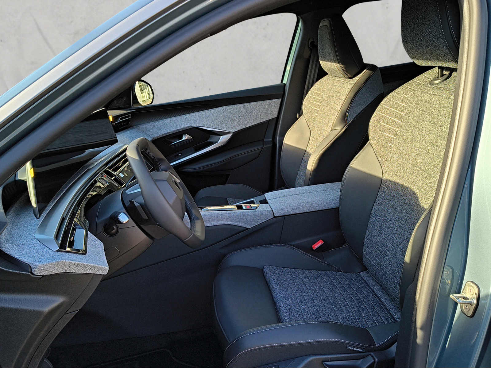 PEUGEOT 5008 1.2 Hybrid Allure Premium-image-11