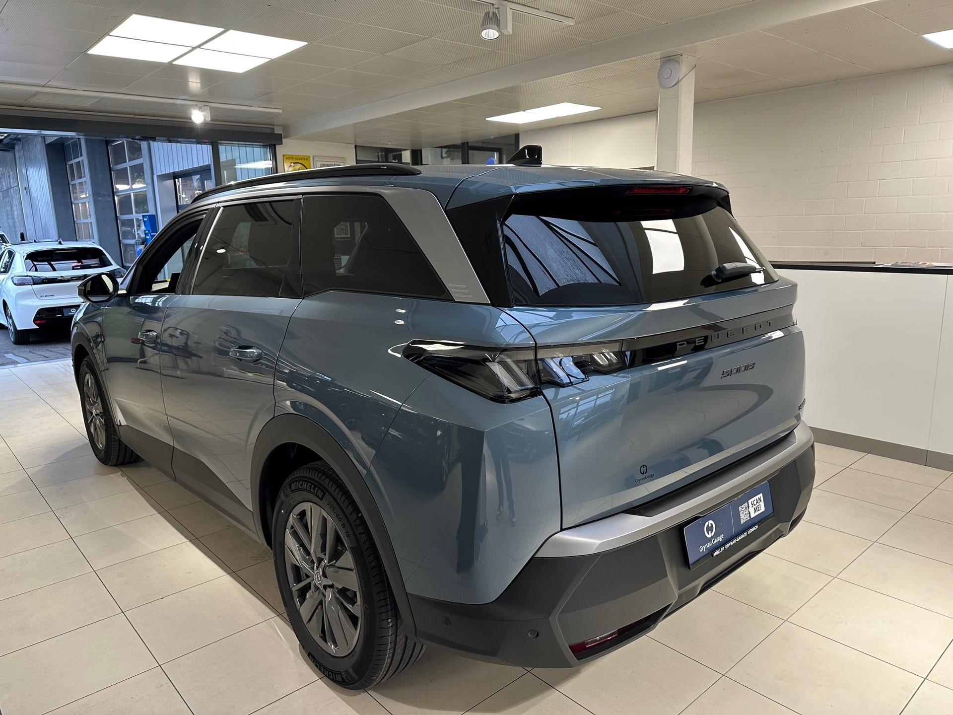 PEUGEOT 5008 1.2 Hybrid Allure Premium-image-7
