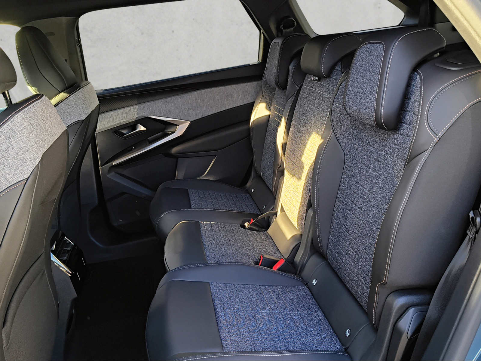 PEUGEOT 5008 1.2 Hybrid Allure Premium-image-10