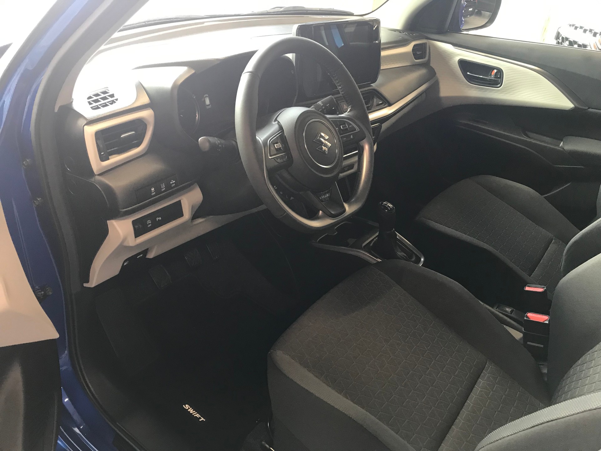 SUZUKI Swift 1.2 Sakura Top Hybrid 4x4-image-2