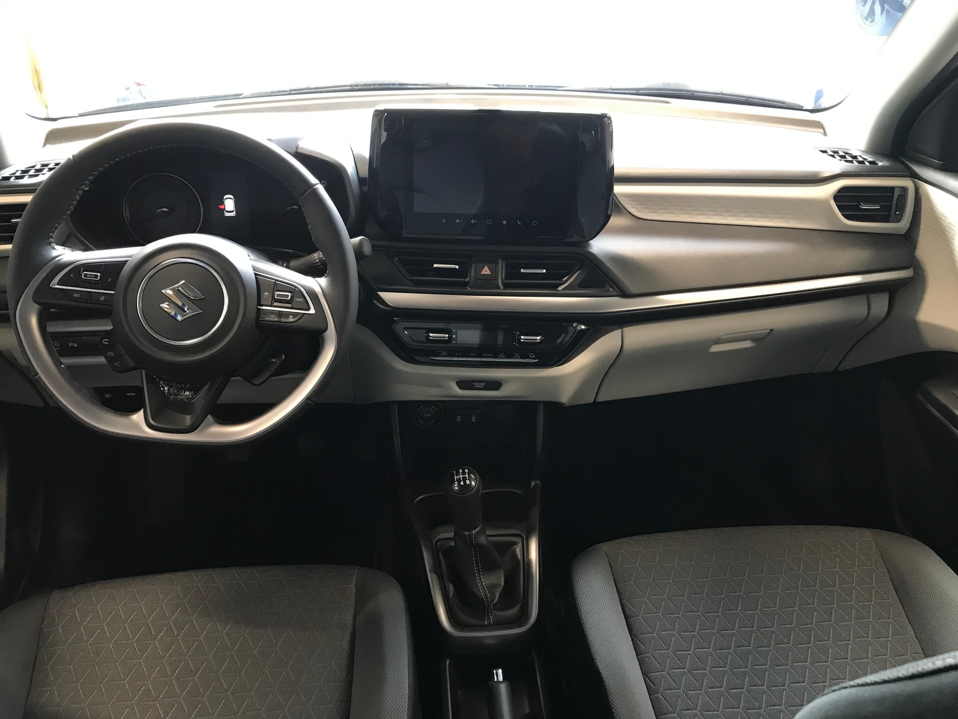 SUZUKI Swift 1.2 Sakura Top Hybrid 4x4-image-3