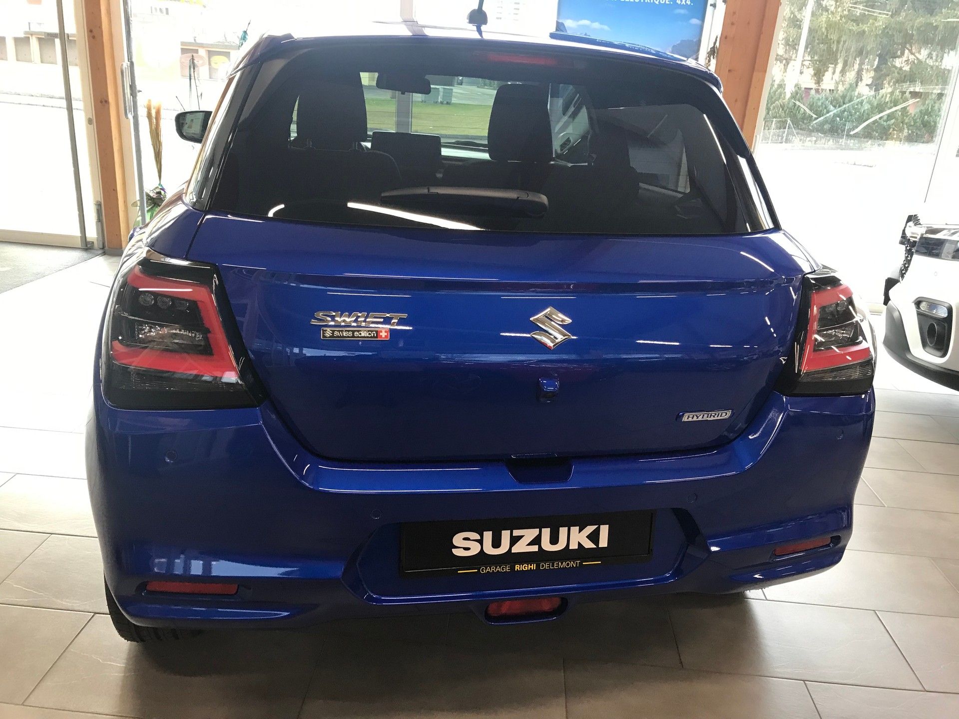 SUZUKI Swift 1.2 Sakura Top Hybrid 4x4-image-5