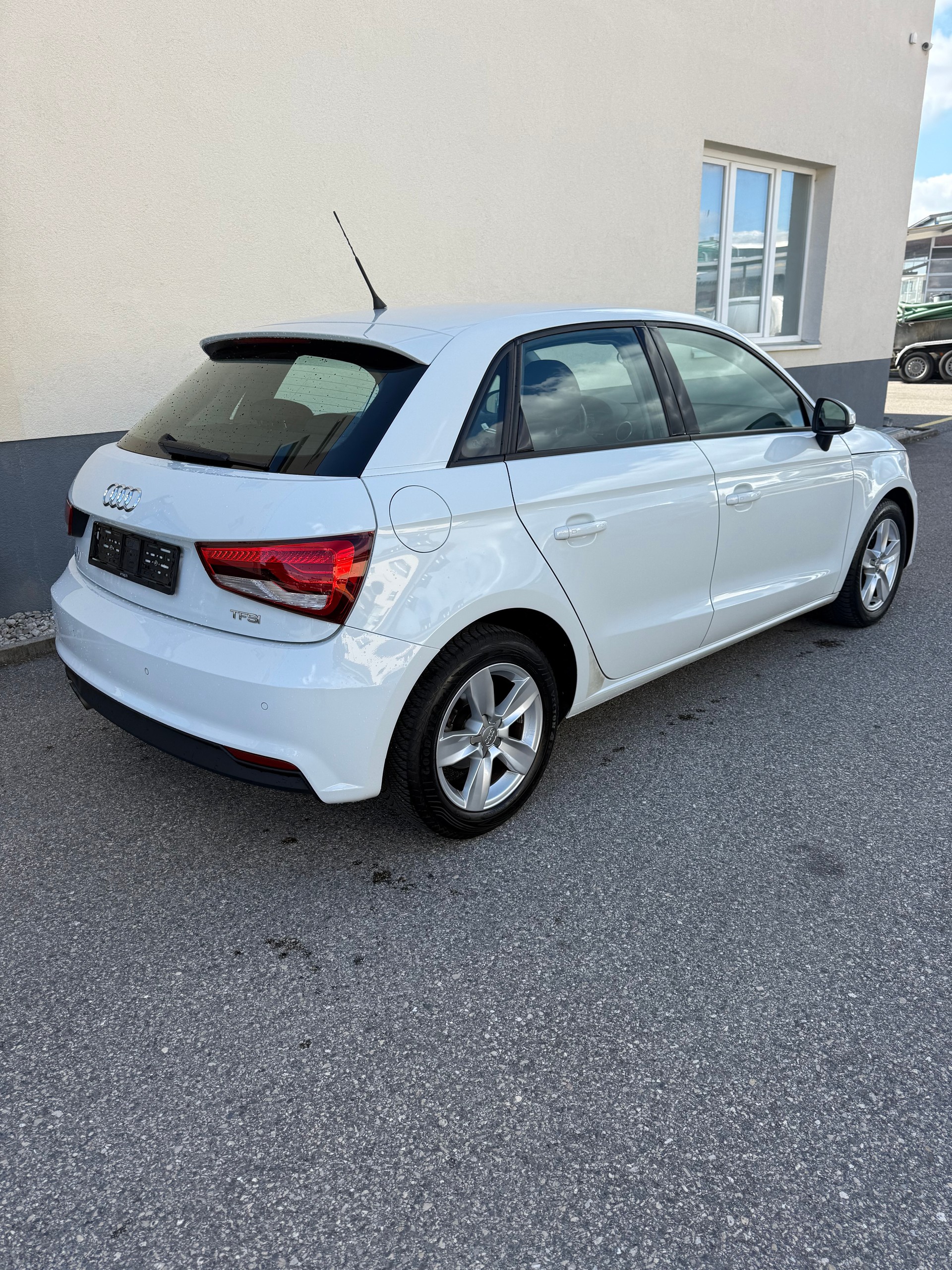 AUDI A1 Sportback 1.4 TFSI Sport S-tronic-showroom-element-3