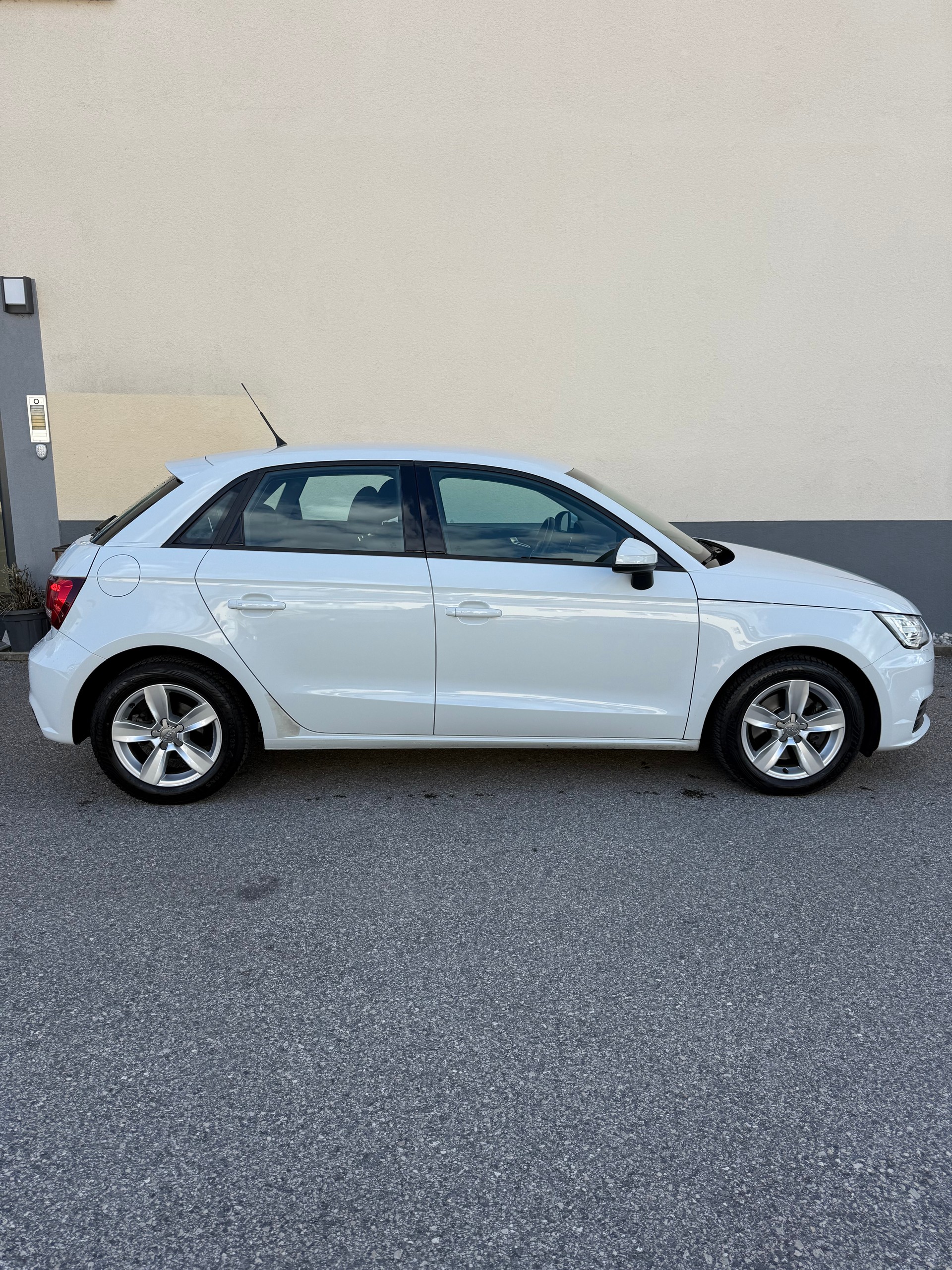 AUDI A1 Sportback 1.4 TFSI Sport S-tronic-showroom-element-2