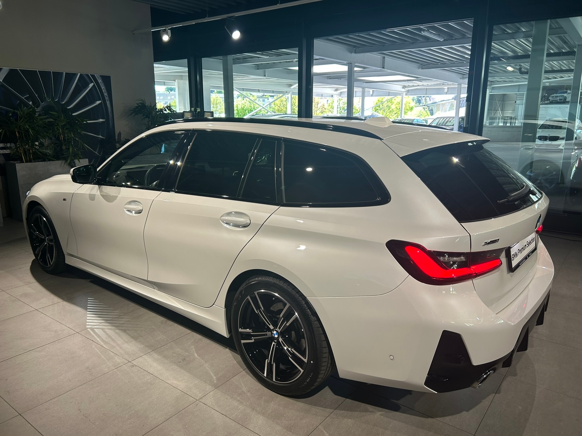 BMW 320d xDrive 48V Touring Steptronic M Sport-image-2