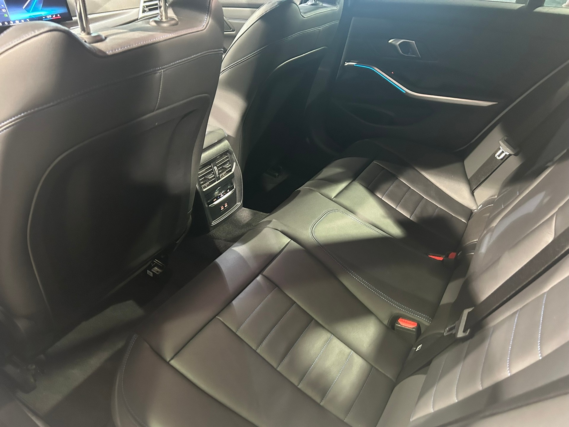 BMW 320d xDrive 48V Touring Steptronic M Sport-image-29