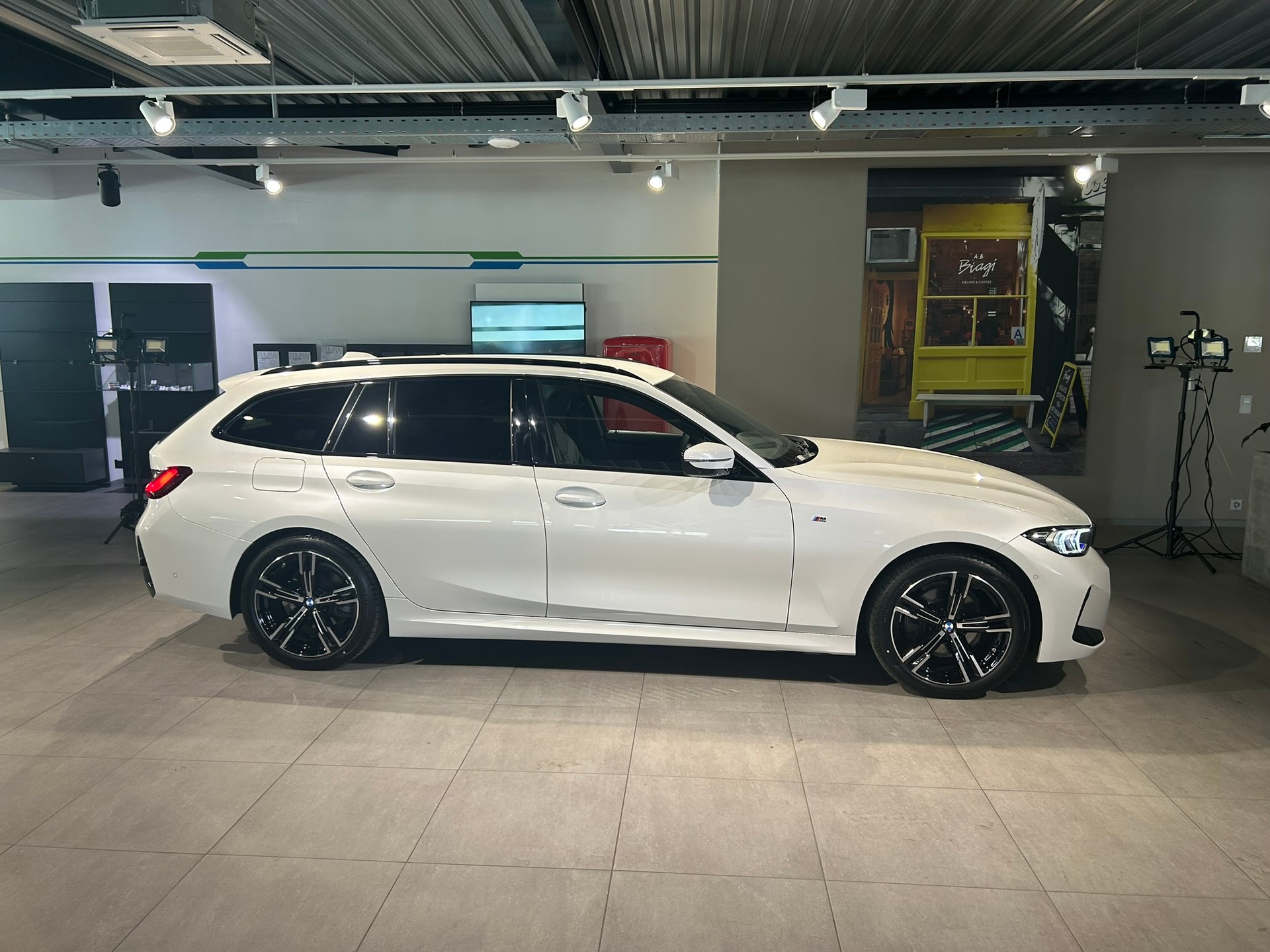 BMW 320d xDrive 48V Touring Steptronic M Sport-image-8