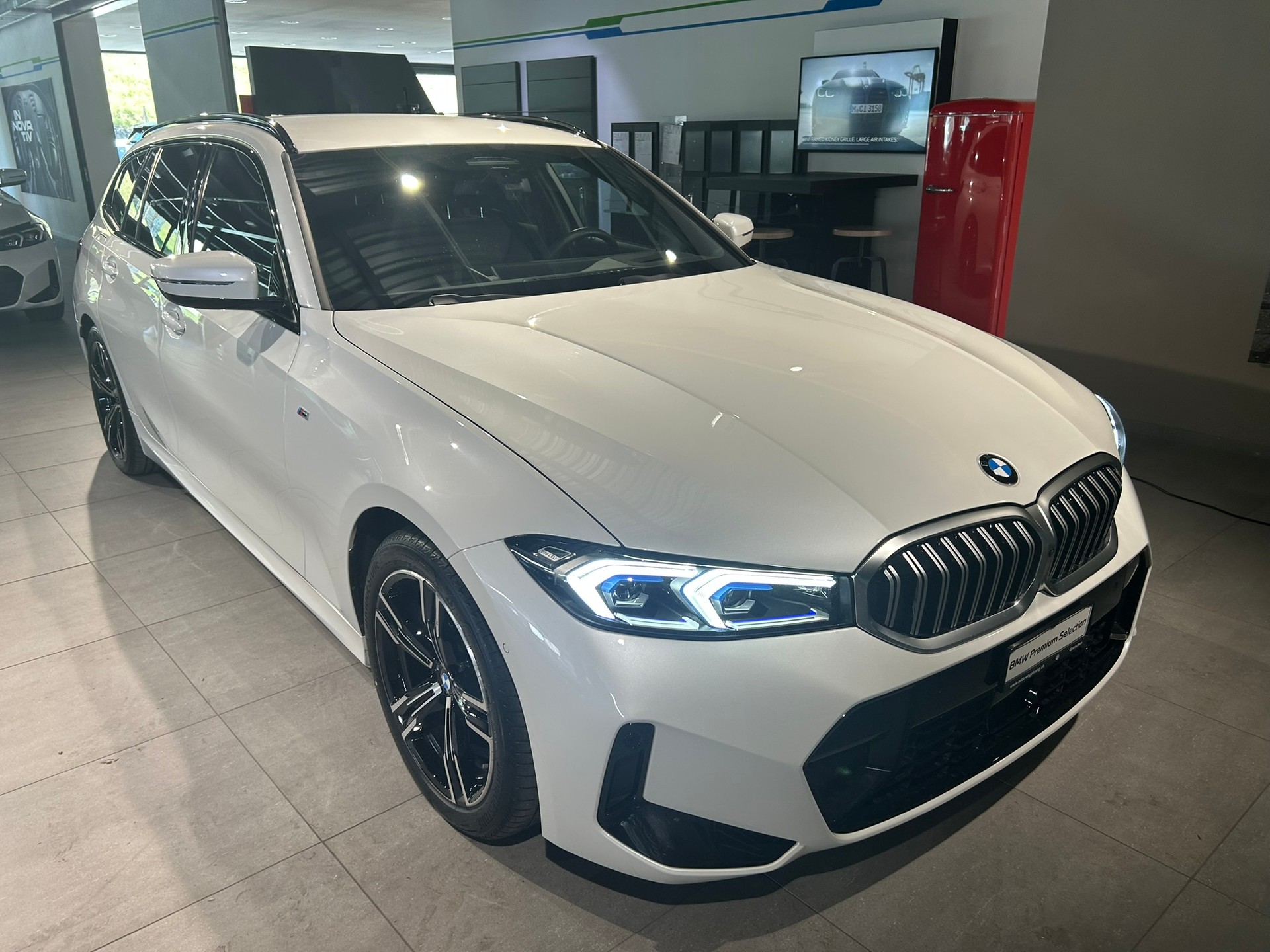 BMW 320d xDrive 48V Touring Steptronic M Sport-image-5