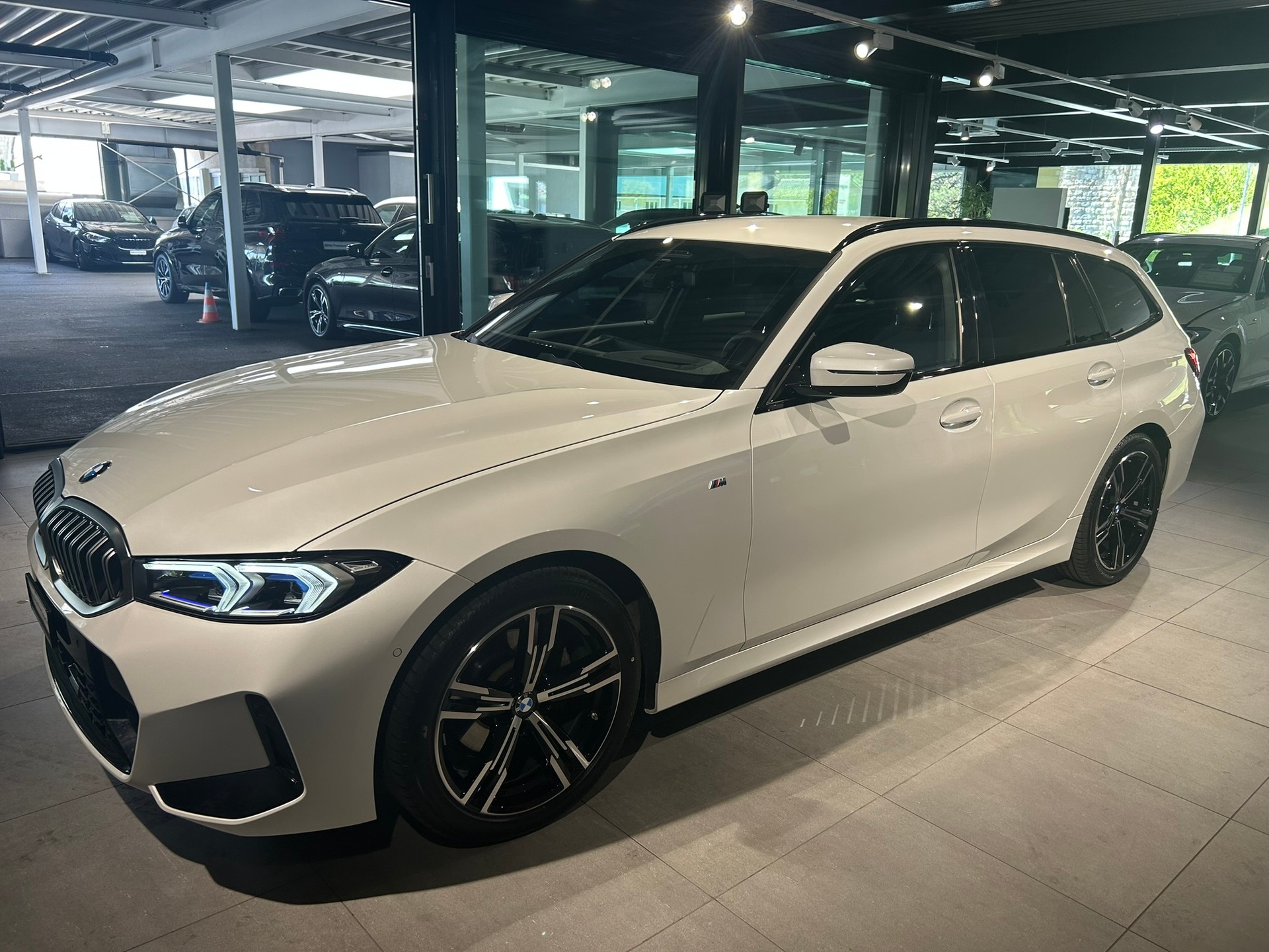 BMW 320d xDrive 48V Touring Steptronic M Sport-image-0