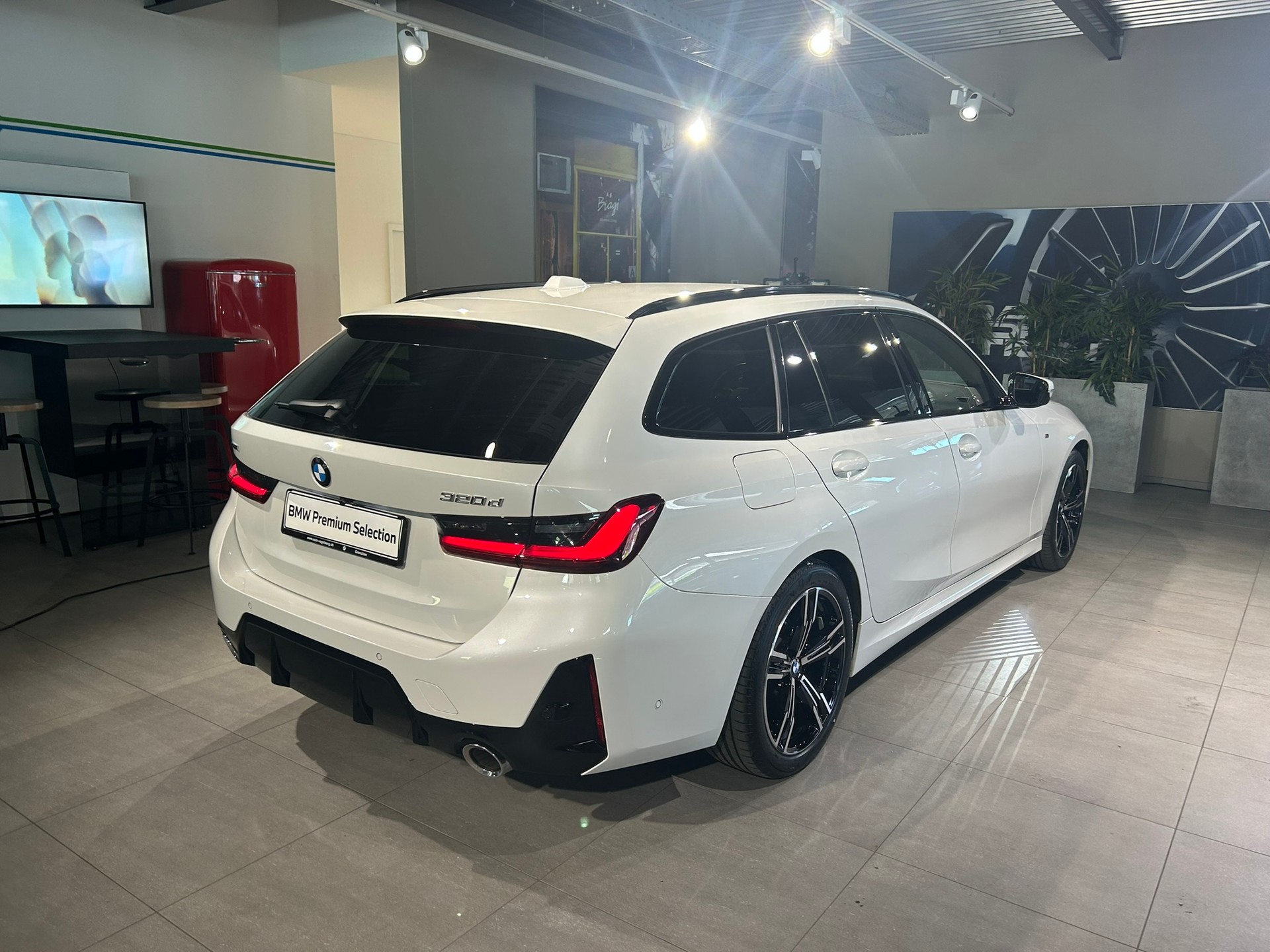 BMW 320d xDrive 48V Touring Steptronic M Sport-image-9