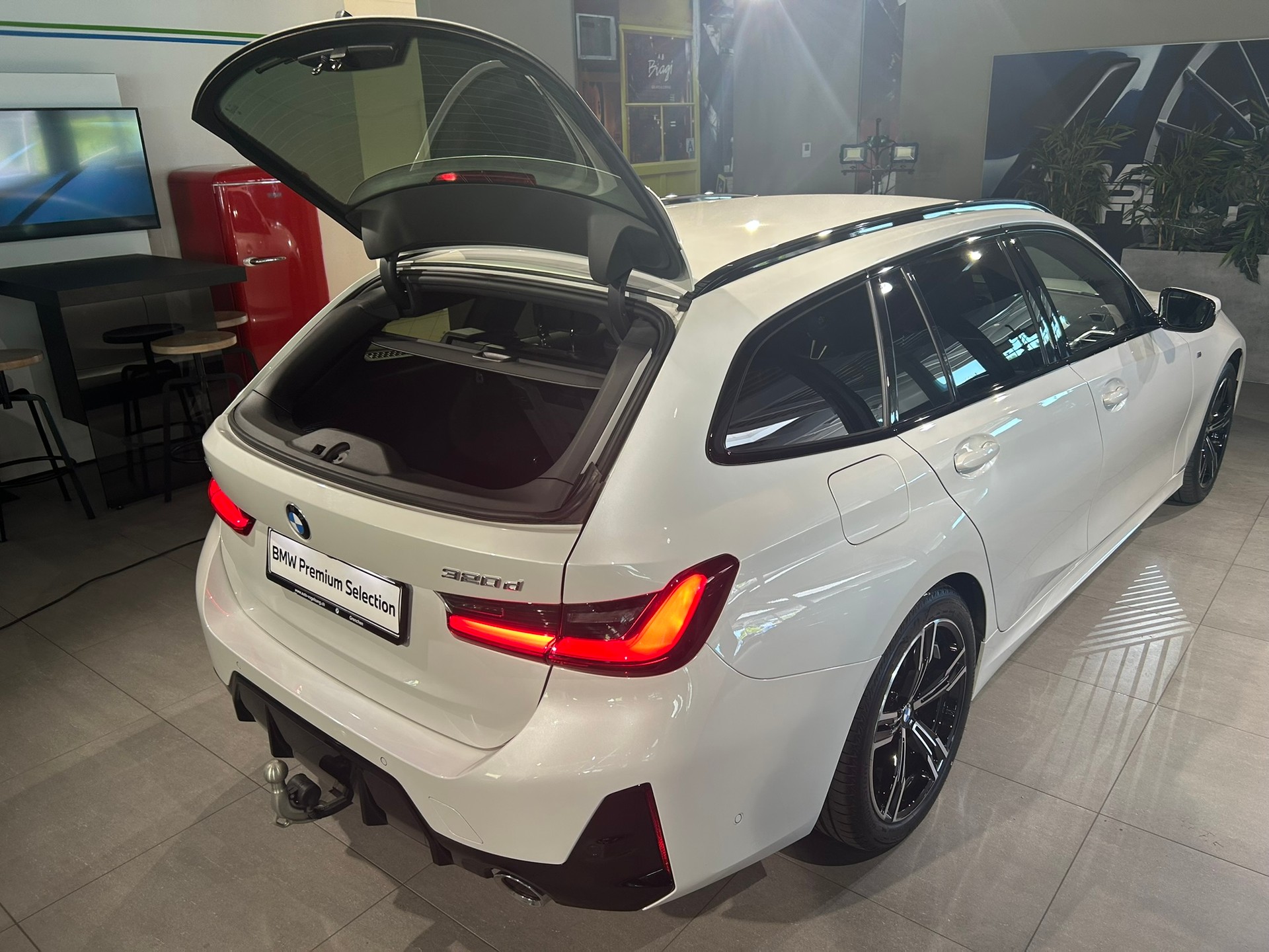 BMW 320d xDrive 48V Touring Steptronic M Sport-image-10