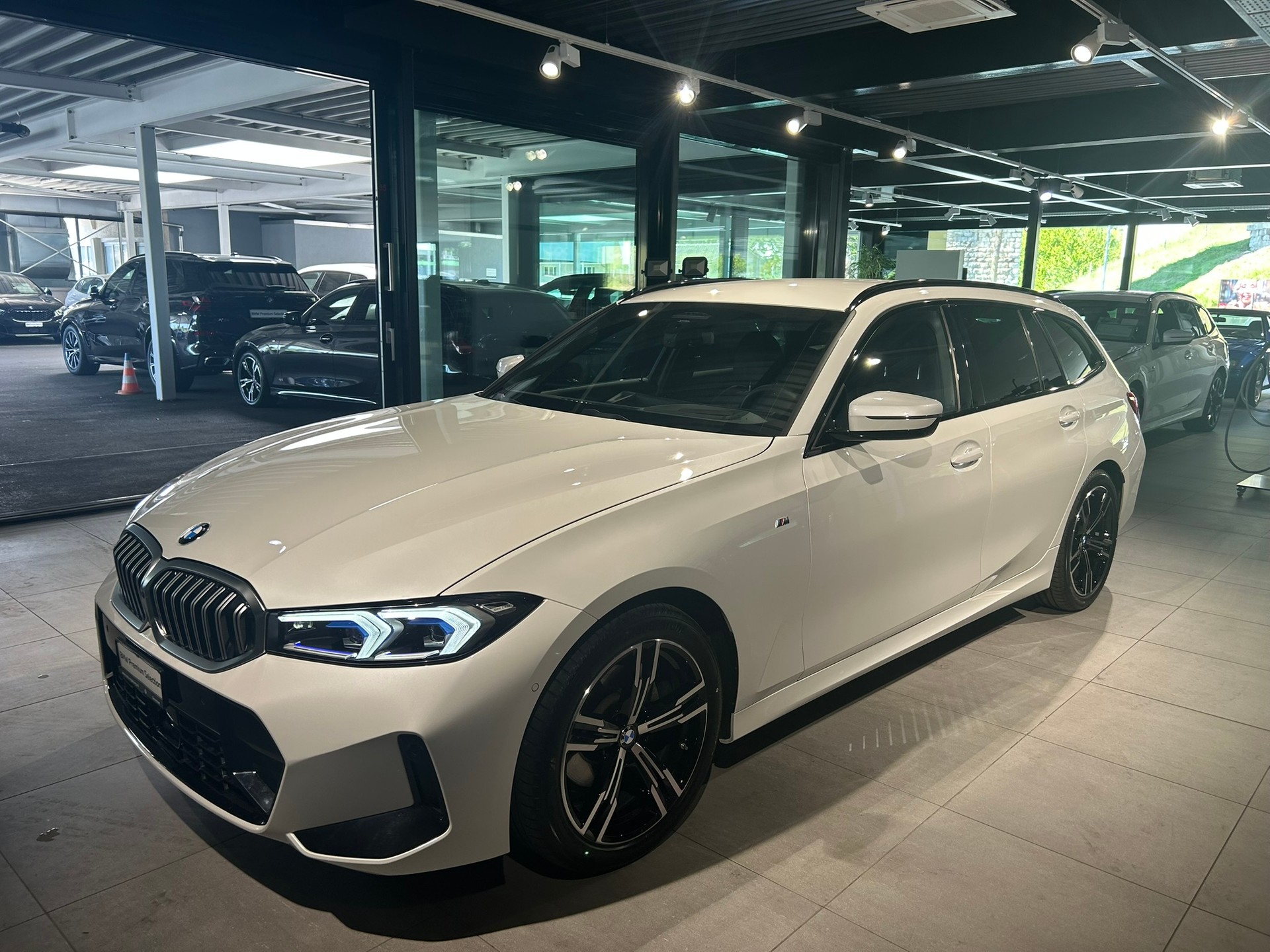 BMW 320d xDrive 48V Touring Steptronic M Sport-image-1
