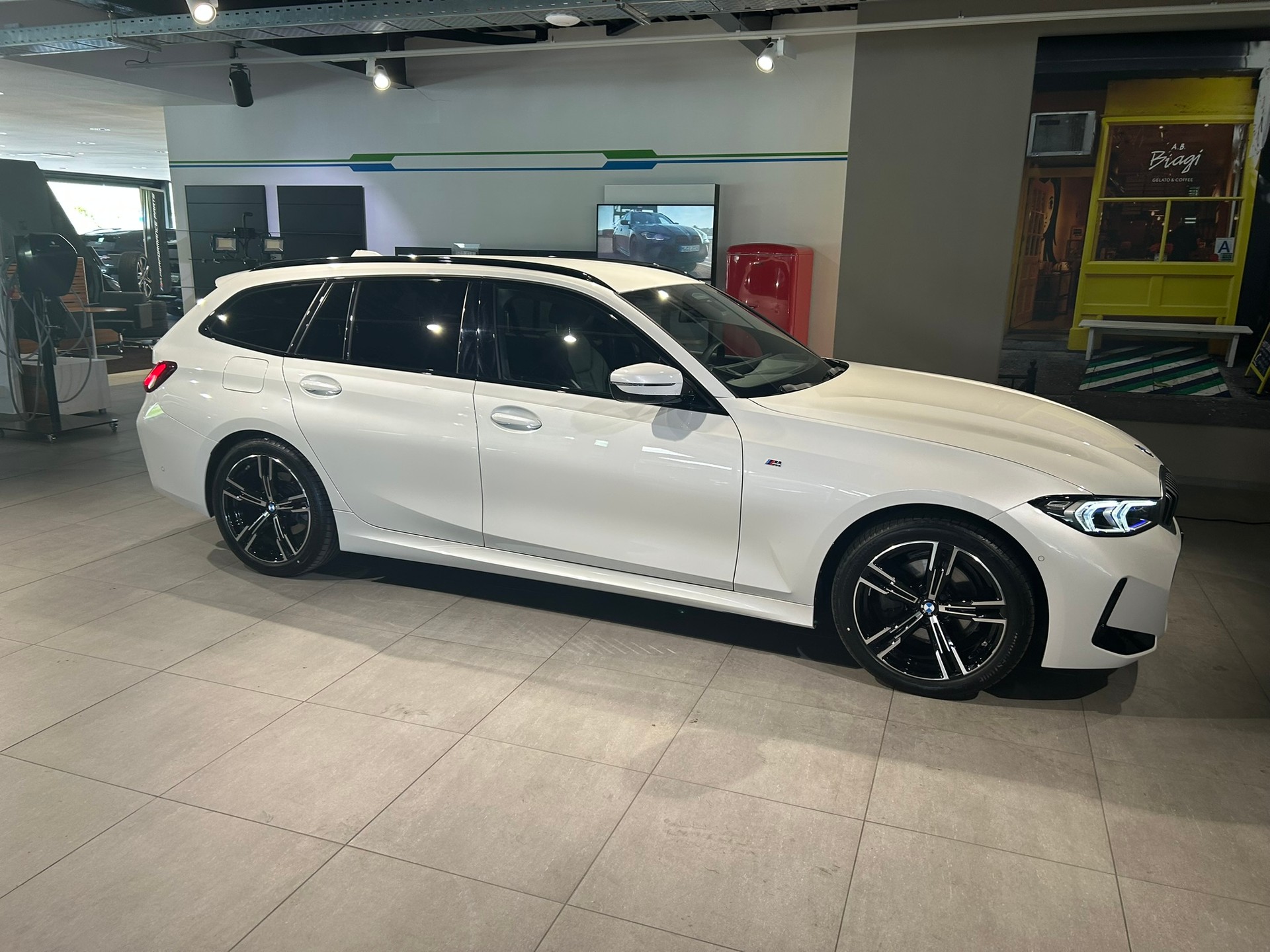 BMW 320d xDrive 48V Touring Steptronic M Sport-image-7