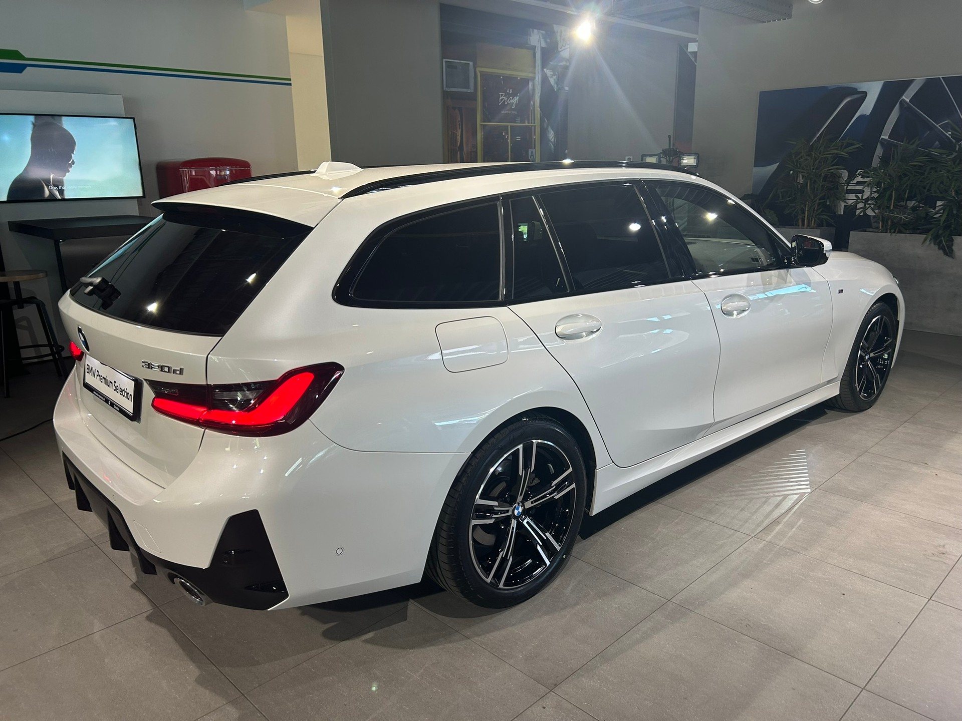 BMW 320d xDrive 48V Touring Steptronic M Sport-image-4