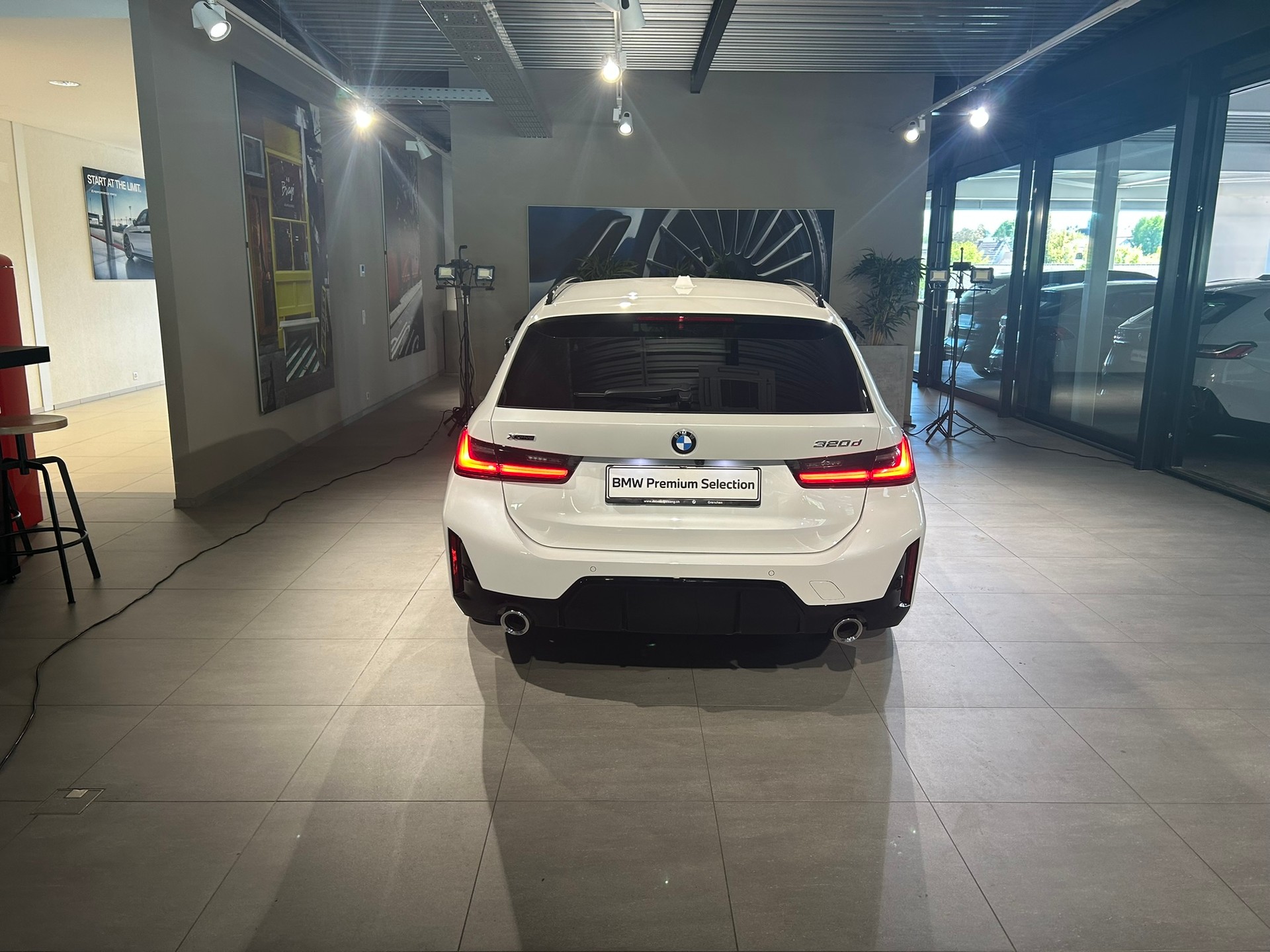 BMW 320d xDrive 48V Touring Steptronic M Sport-image-11
