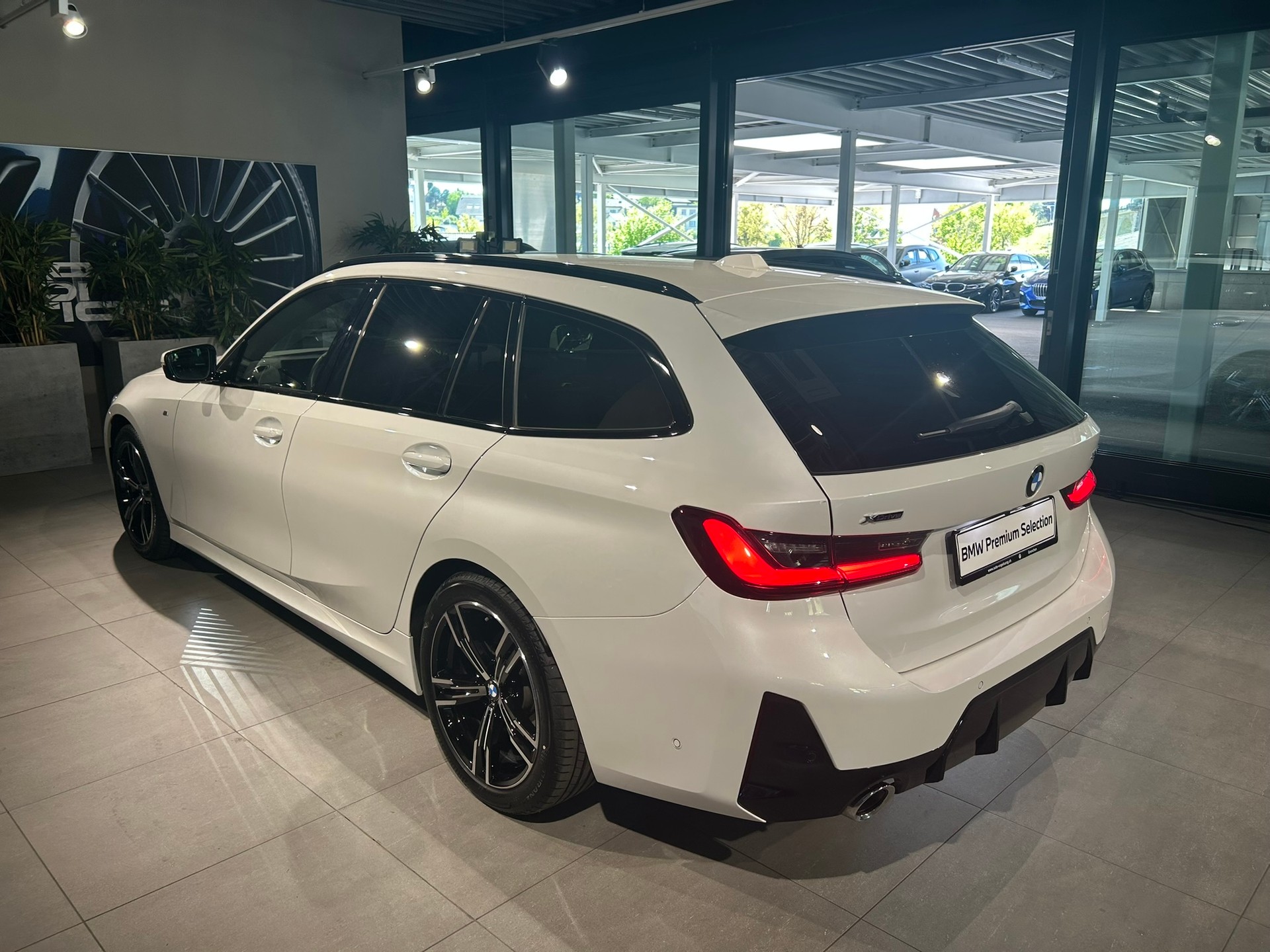 BMW 320d xDrive 48V Touring Steptronic M Sport-image-3