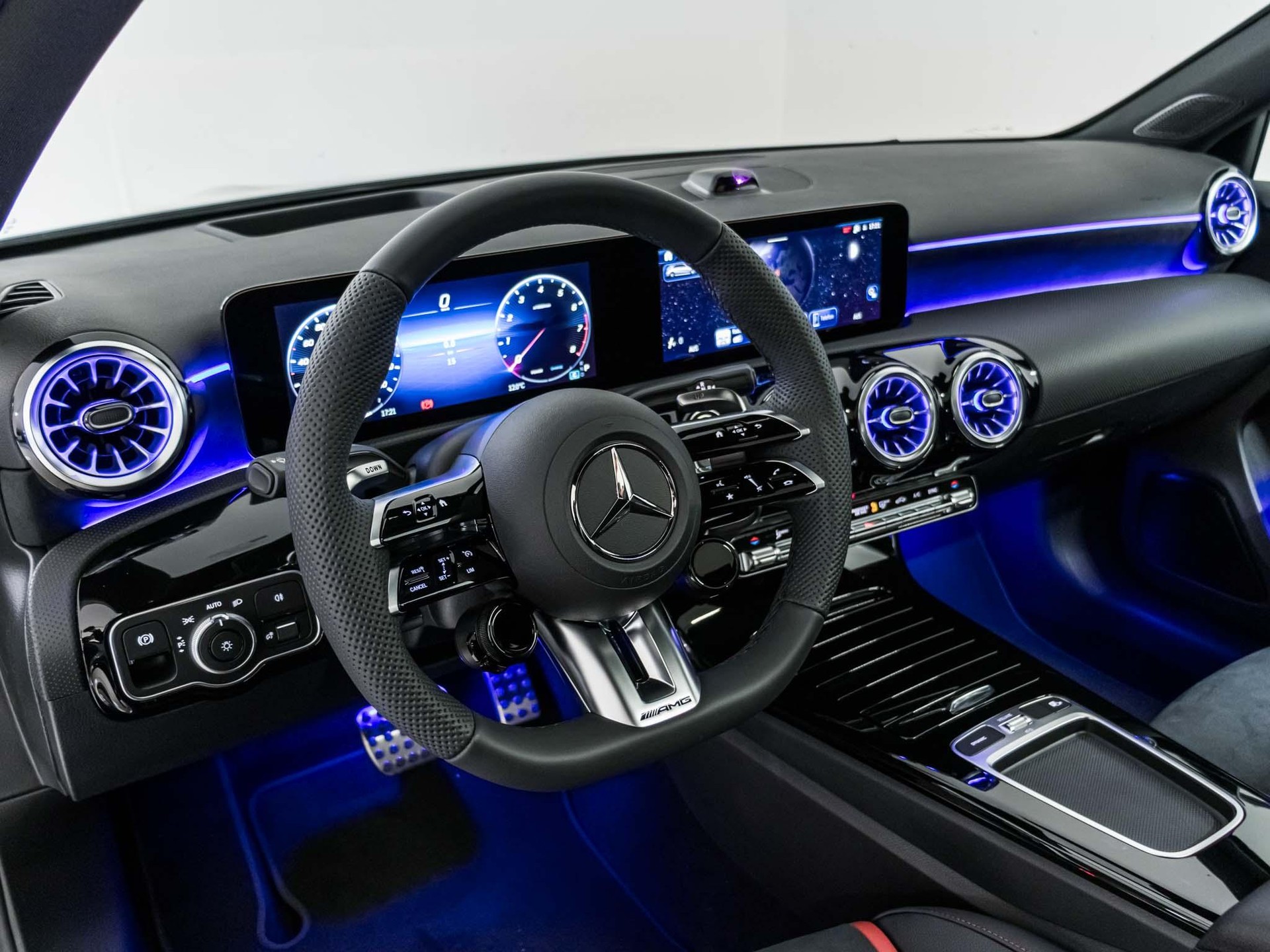 MERCEDES-BENZ A 35 AMG 4MATIC-image-9