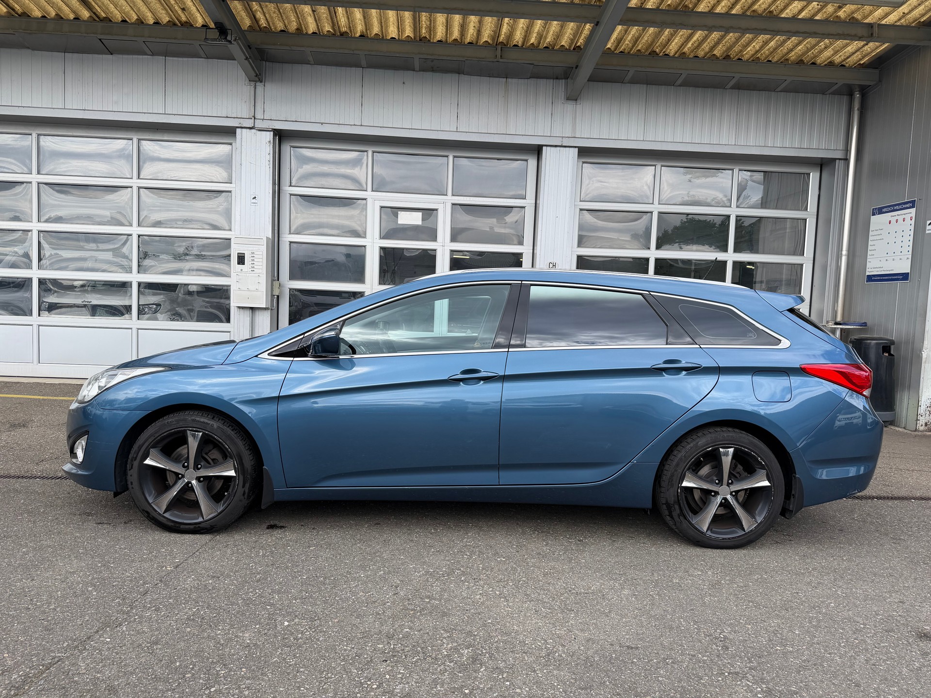HYUNDAI i40 Wagon 2.0 GDi Style Automatic-image-2