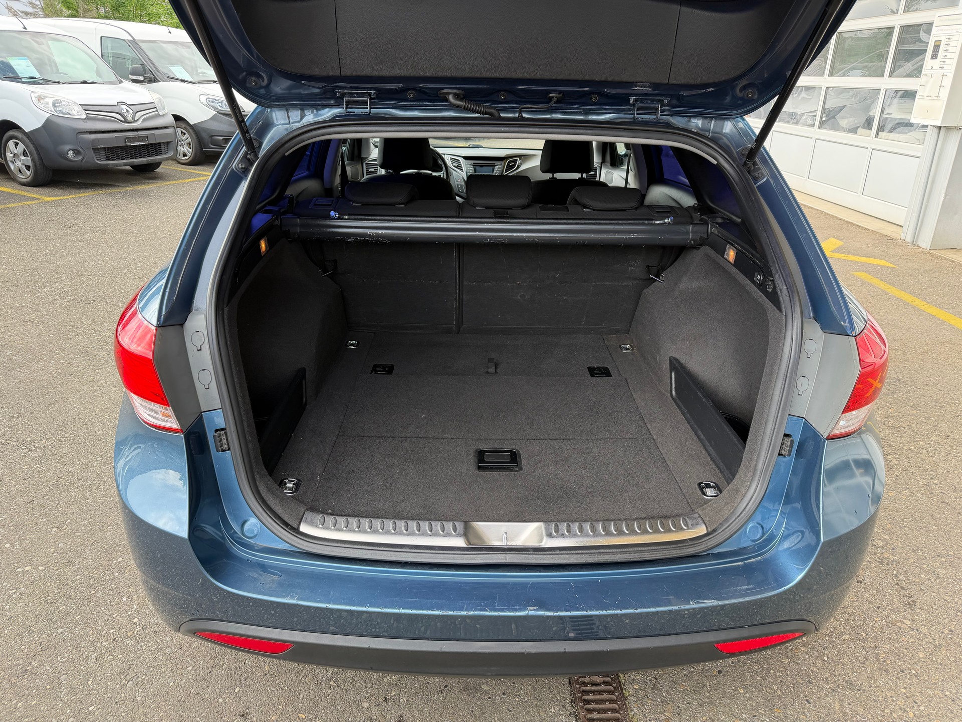 HYUNDAI i40 Wagon 2.0 GDi Style Automatic-image-12