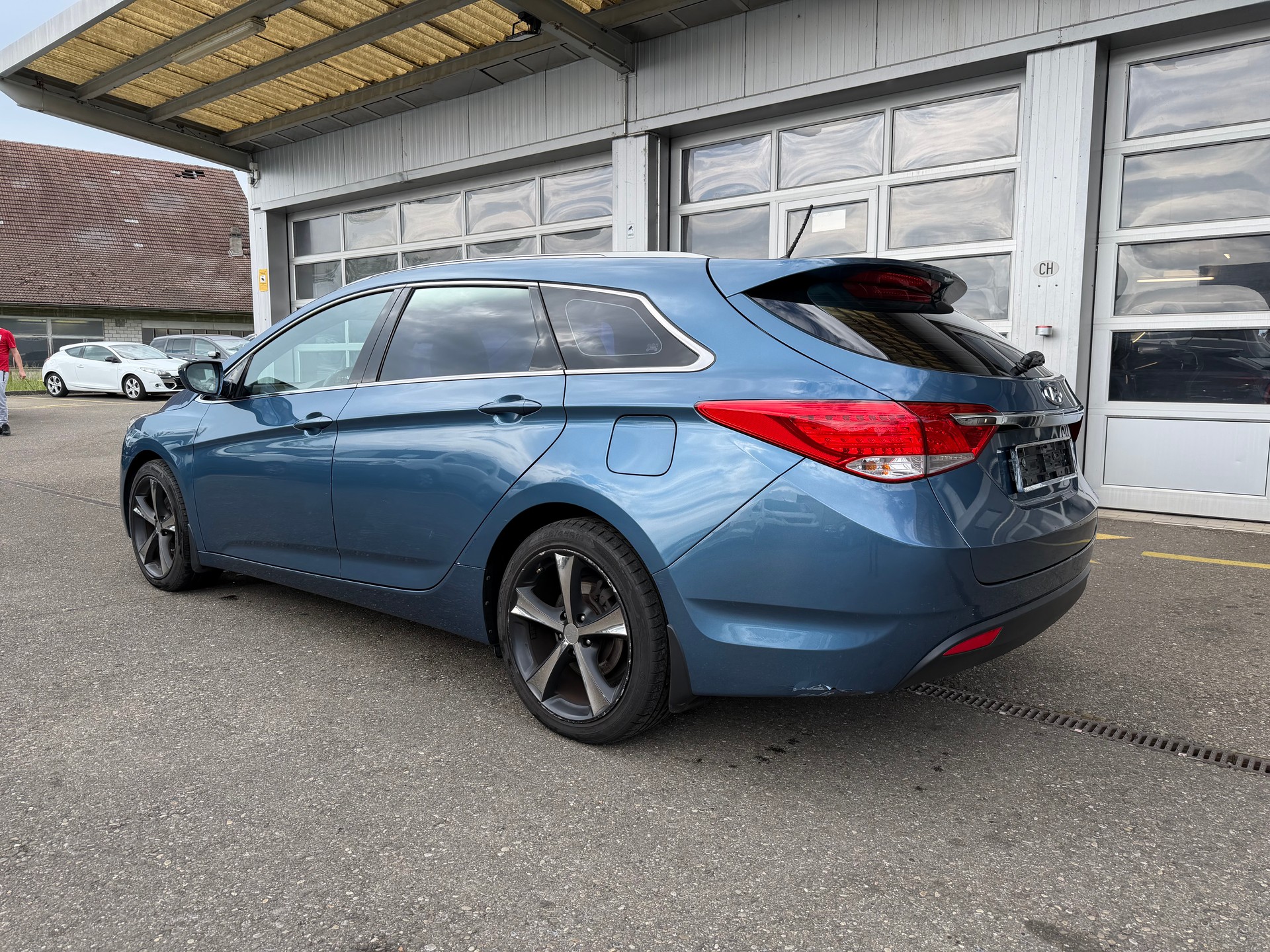 HYUNDAI i40 Wagon 2.0 GDi Style Automatic-image-3