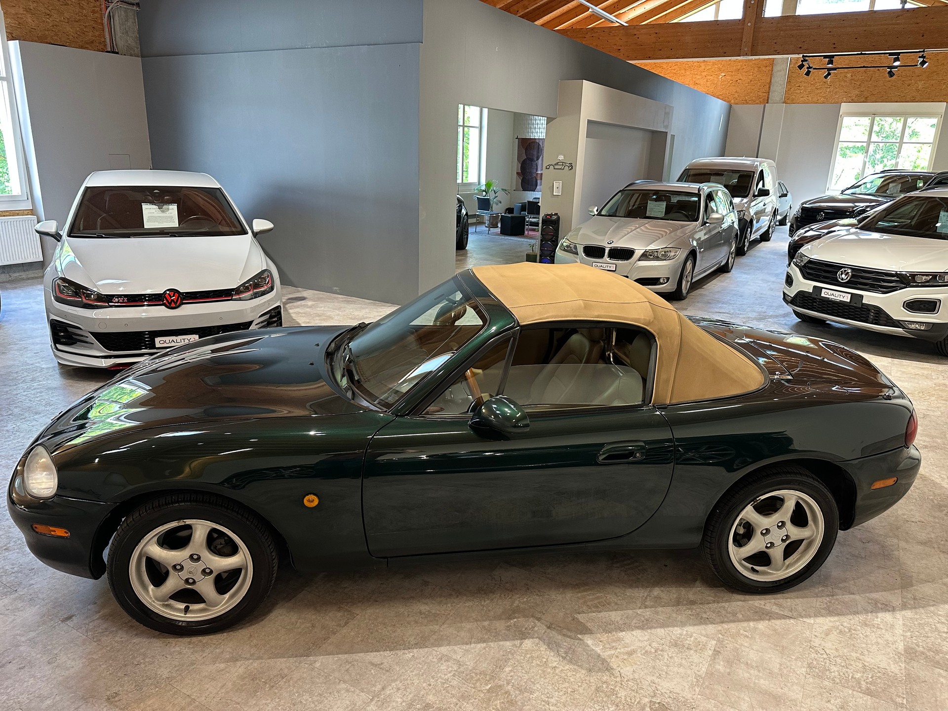 MAZDA MX-5 1.6i-16 B.Classic/Ab MFK/Frisch ab Service-showroom-element-2