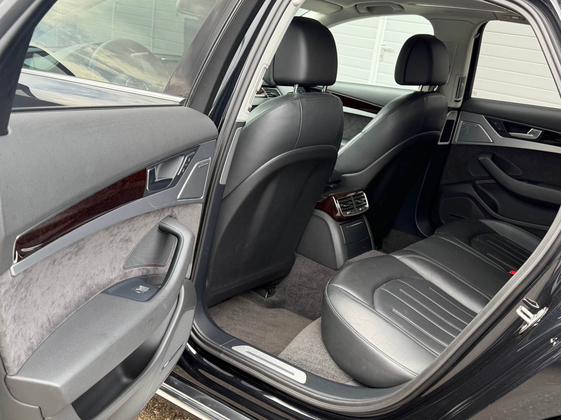 AUDI A8 3.0 TDI quattro tiptronic-image-11