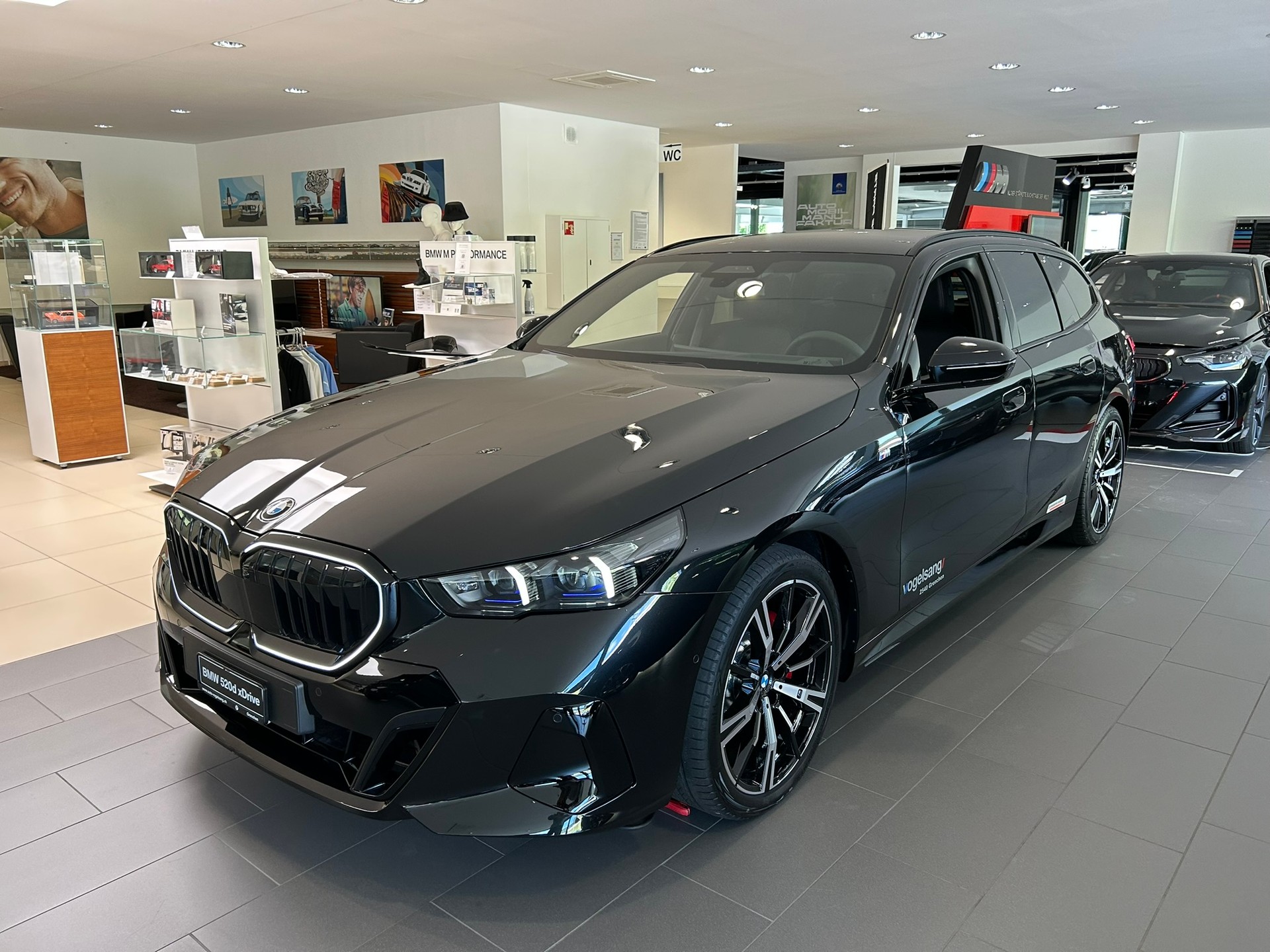 BMW 520d xDrive 48V Touring M Sport Pro Steptronic-showroom-element-1